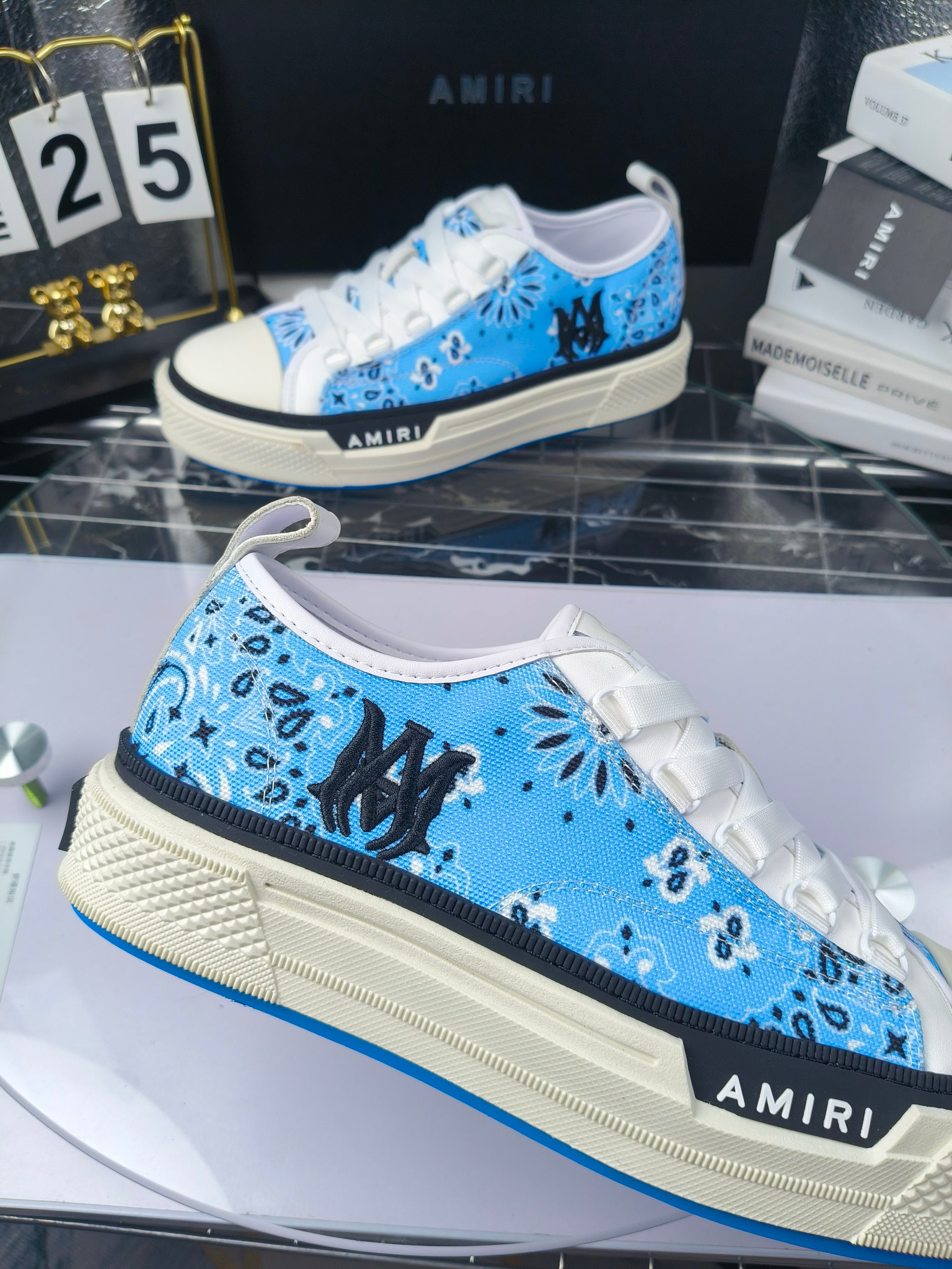 AMIRI
埃米尔
明星同款爆款情侣骨头鞋星星鞋。
出270
来自洛杉矶的高街潮牌独家爆版骨头鞋,众多明星网红同款,中国新说唱歌手小白Gali 王一博 杨幂等网红博主争夺上脚,1的鞋型侧面立体骷髅头拼接骨头状
❶面料:原版定做头层牛皮➕双层骨头全油边工艺
❷内里:独家定制同级内里 (无法超越)
❸垫脚:原版开模注塑成型
❹大底:独家1:1开模三色 原版大底
❺码数:情侣35-45(女40.41男45.46定制不退换)