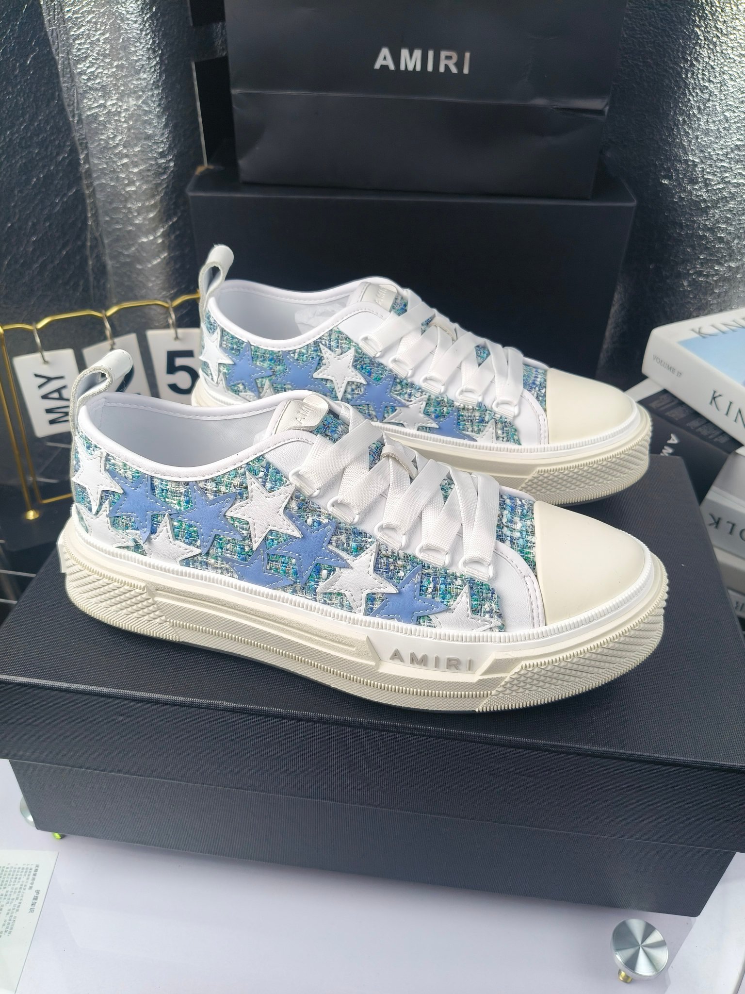 AMIRI
埃米尔
明星同款爆款情侣骨头鞋星星鞋。
出270
来自洛杉矶的高街潮牌独家爆版骨头鞋,众多明星网红同款,中国新说唱歌手小白Gali 王一博 杨幂等网红博主争夺上脚,1的鞋型侧面立体骷髅头拼接骨头状
❶面料:原版定做头层牛皮➕双层骨头全油边工艺
❷内里:独家定制同级内里 (无法超越)
❸垫脚:原版开模注塑成型
❹大底:独家1:1开模三色 原版大底
❺码数:情侣35-45(女40.41男45.46定制不退换)