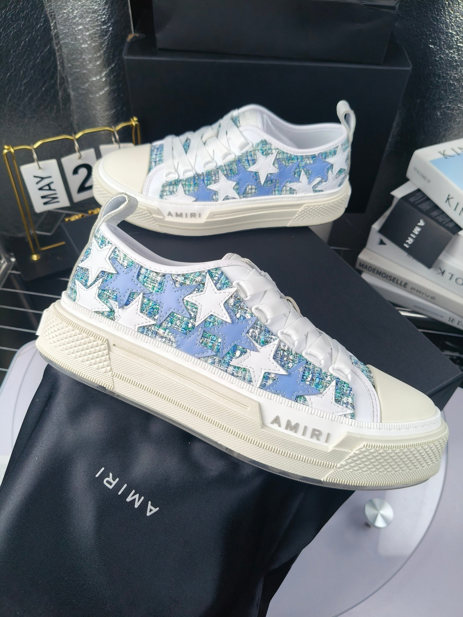 AMIRI
埃米尔
明星同款爆款情侣骨头鞋星星鞋。
出270
来自洛杉矶的高街潮牌独家爆版骨头鞋,众多明星网红同款,中国新说唱歌手小白Gali 王一博 杨幂等网红博主争夺上脚,1的鞋型侧面立体骷髅头拼接骨头状
❶面料:原版定做头层牛皮➕双层骨头全油边工艺
❷内里:独家定制同级内里 (无法超越)
❸垫脚:原版开模注塑成型
❹大底:独家1:1开模三色 原版大底
❺码数:情侣35-45(女40.41男45.46定制不退换)