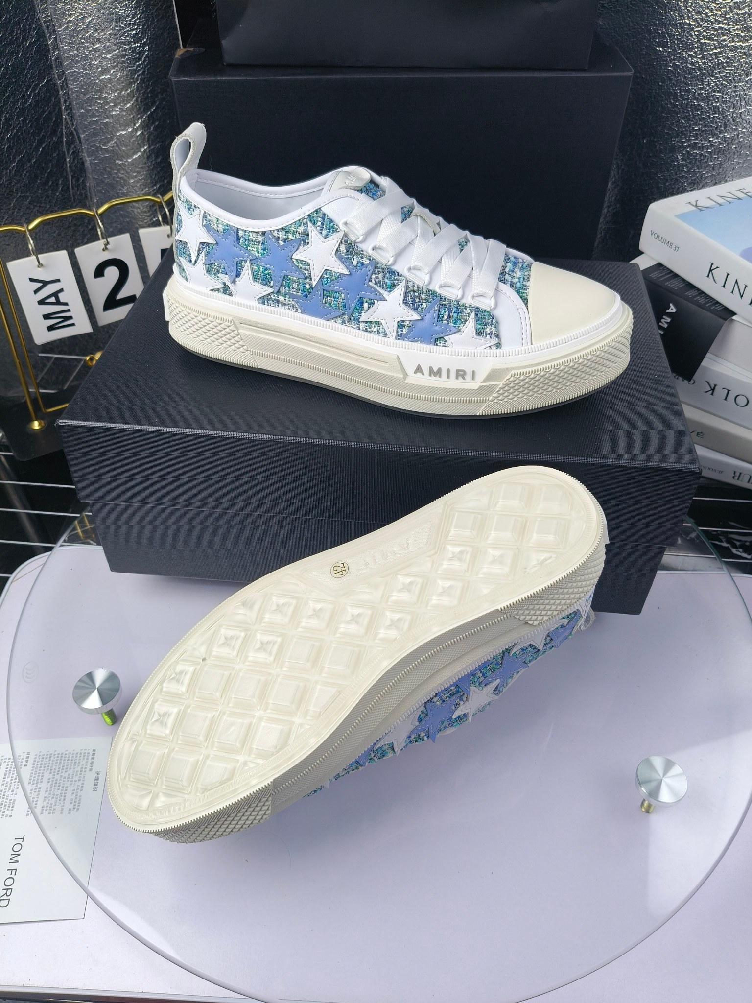 AMIRI
埃米尔
明星同款爆款情侣骨头鞋星星鞋。
出270
来自洛杉矶的高街潮牌独家爆版骨头鞋,众多明星网红同款,中国新说唱歌手小白Gali 王一博 杨幂等网红博主争夺上脚,1的鞋型侧面立体骷髅头拼接骨头状
❶面料:原版定做头层牛皮➕双层骨头全油边工艺
❷内里:独家定制同级内里 (无法超越)
❸垫脚:原版开模注塑成型
❹大底:独家1:1开模三色 原版大底
❺码数:情侣35-45(女40.41男45.46定制不退换)