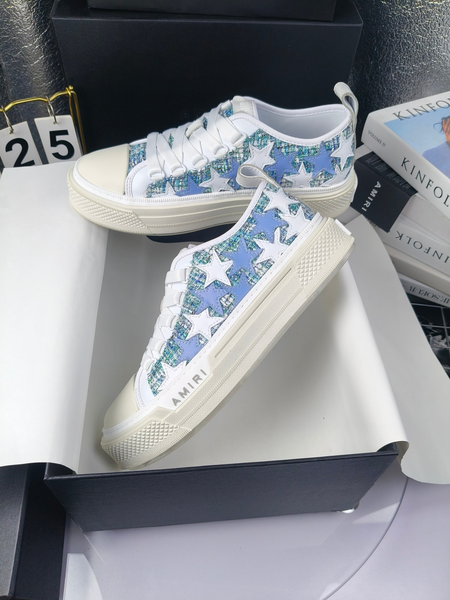 AMIRI
埃米尔
明星同款爆款情侣骨头鞋星星鞋。
出270
来自洛杉矶的高街潮牌独家爆版骨头鞋,众多明星网红同款,中国新说唱歌手小白Gali 王一博 杨幂等网红博主争夺上脚,1的鞋型侧面立体骷髅头拼接骨头状
❶面料:原版定做头层牛皮➕双层骨头全油边工艺
❷内里:独家定制同级内里 (无法超越)
❸垫脚:原版开模注塑成型
❹大底:独家1:1开模三色 原版大底
❺码数:情侣35-45(女40.41男45.46定制不退换)