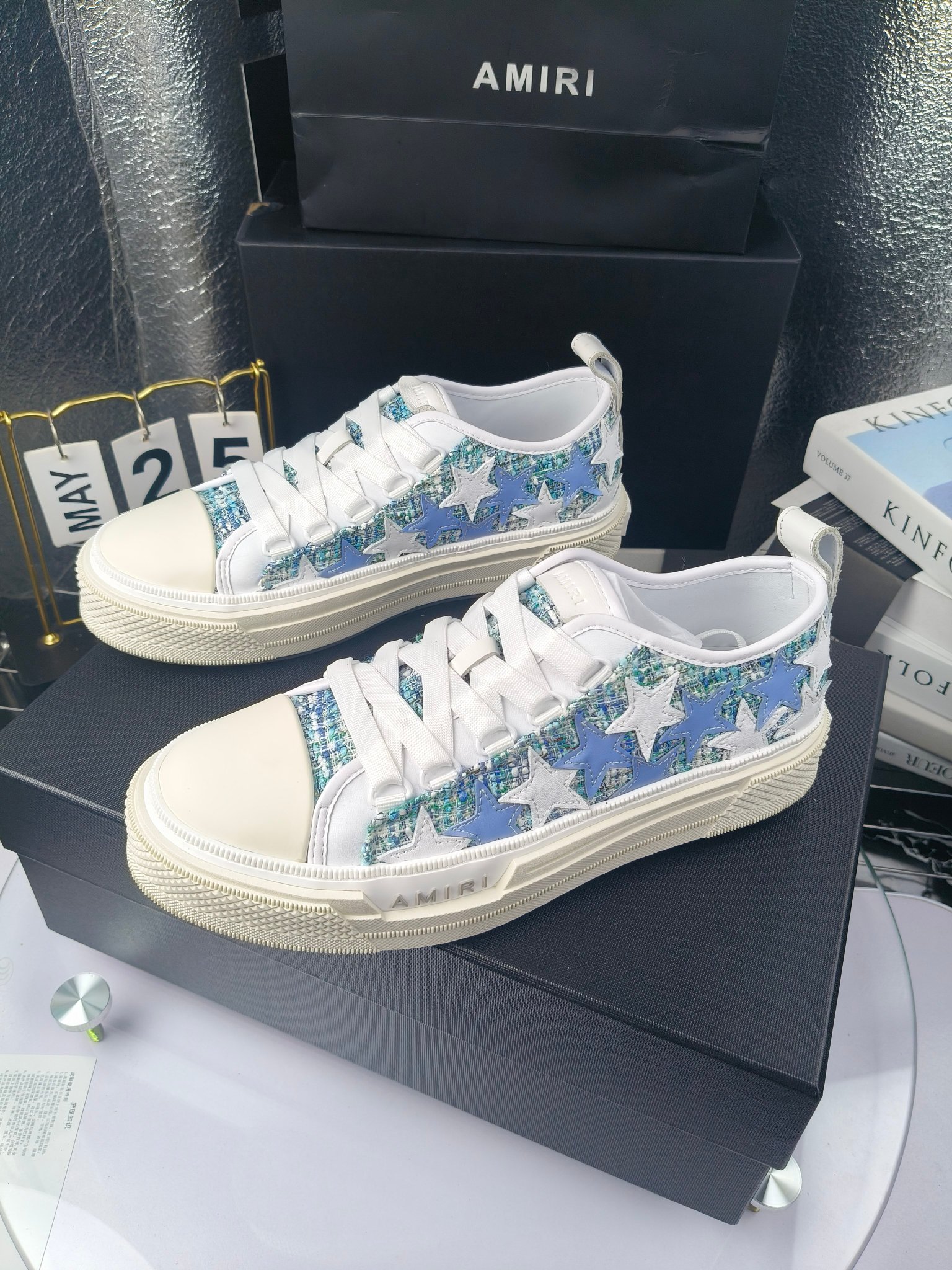 AMIRI
埃米尔
明星同款爆款情侣骨头鞋星星鞋。
出270
来自洛杉矶的高街潮牌独家爆版骨头鞋,众多明星网红同款,中国新说唱歌手小白Gali 王一博 杨幂等网红博主争夺上脚,1的鞋型侧面立体骷髅头拼接骨头状
❶面料:原版定做头层牛皮➕双层骨头全油边工艺
❷内里:独家定制同级内里 (无法超越)
❸垫脚:原版开模注塑成型
❹大底:独家1:1开模三色 原版大底
❺码数:情侣35-45(女40.41男45.46定制不退换)