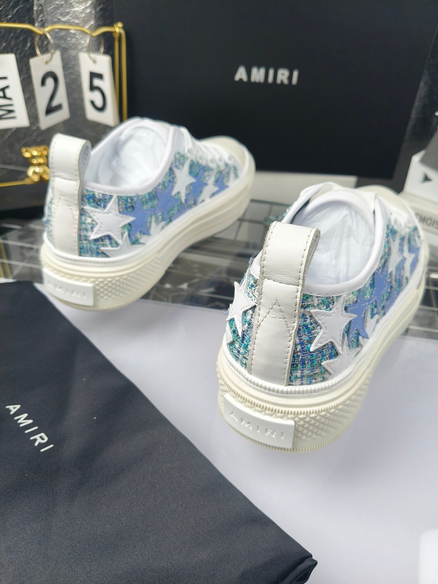AMIRI
埃米尔
明星同款爆款情侣骨头鞋星星鞋。
出270
来自洛杉矶的高街潮牌独家爆版骨头鞋,众多明星网红同款,中国新说唱歌手小白Gali 王一博 杨幂等网红博主争夺上脚,1的鞋型侧面立体骷髅头拼接骨头状
❶面料:原版定做头层牛皮➕双层骨头全油边工艺
❷内里:独家定制同级内里 (无法超越)
❸垫脚:原版开模注塑成型
❹大底:独家1:1开模三色 原版大底
❺码数:情侣35-45(女40.41男45.46定制不退换)