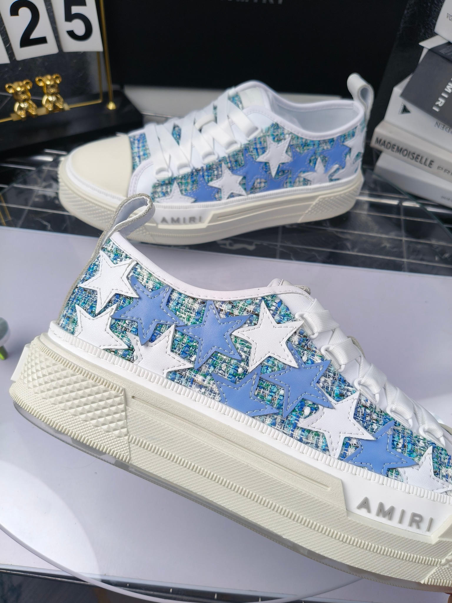 AMIRI
埃米尔
明星同款爆款情侣骨头鞋星星鞋。
出270
来自洛杉矶的高街潮牌独家爆版骨头鞋,众多明星网红同款,中国新说唱歌手小白Gali 王一博 杨幂等网红博主争夺上脚,1的鞋型侧面立体骷髅头拼接骨头状
❶面料:原版定做头层牛皮➕双层骨头全油边工艺
❷内里:独家定制同级内里 (无法超越)
❸垫脚:原版开模注塑成型
❹大底:独家1:1开模三色 原版大底
❺码数:情侣35-45(女40.41男45.46定制不退换)