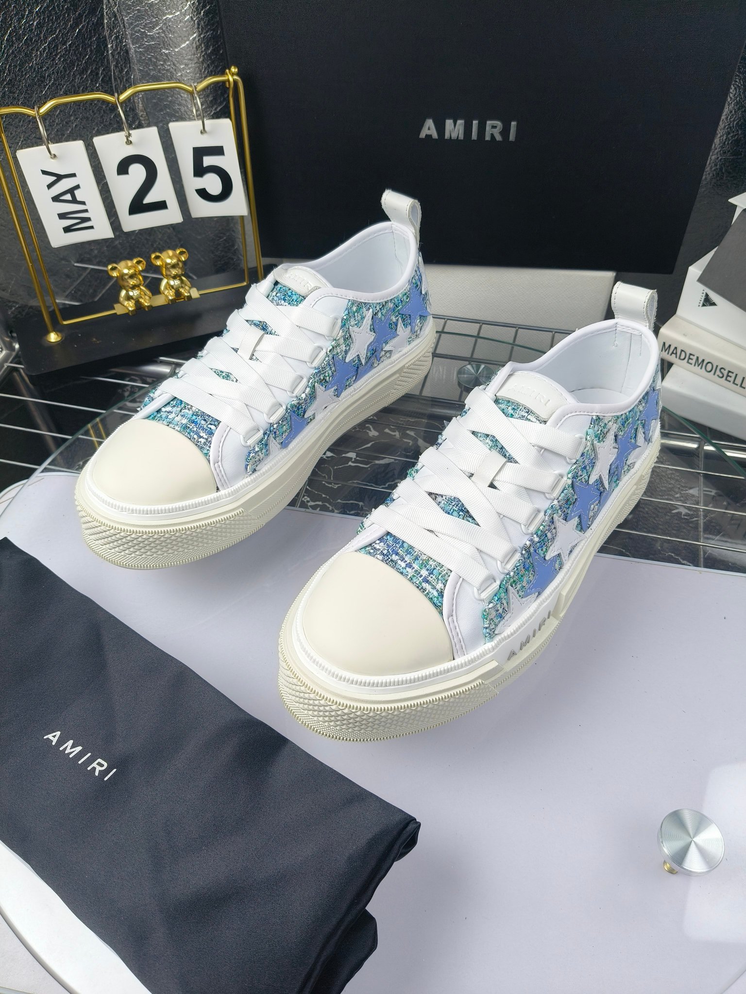 AMIRI
埃米尔
明星同款爆款情侣骨头鞋星星鞋。
出270
来自洛杉矶的高街潮牌独家爆版骨头鞋,众多明星网红同款,中国新说唱歌手小白Gali 王一博 杨幂等网红博主争夺上脚,1的鞋型侧面立体骷髅头拼接骨头状
❶面料:原版定做头层牛皮➕双层骨头全油边工艺
❷内里:独家定制同级内里 (无法超越)
❸垫脚:原版开模注塑成型
❹大底:独家1:1开模三色 原版大底
❺码数:情侣35-45(女40.41男45.46定制不退换)