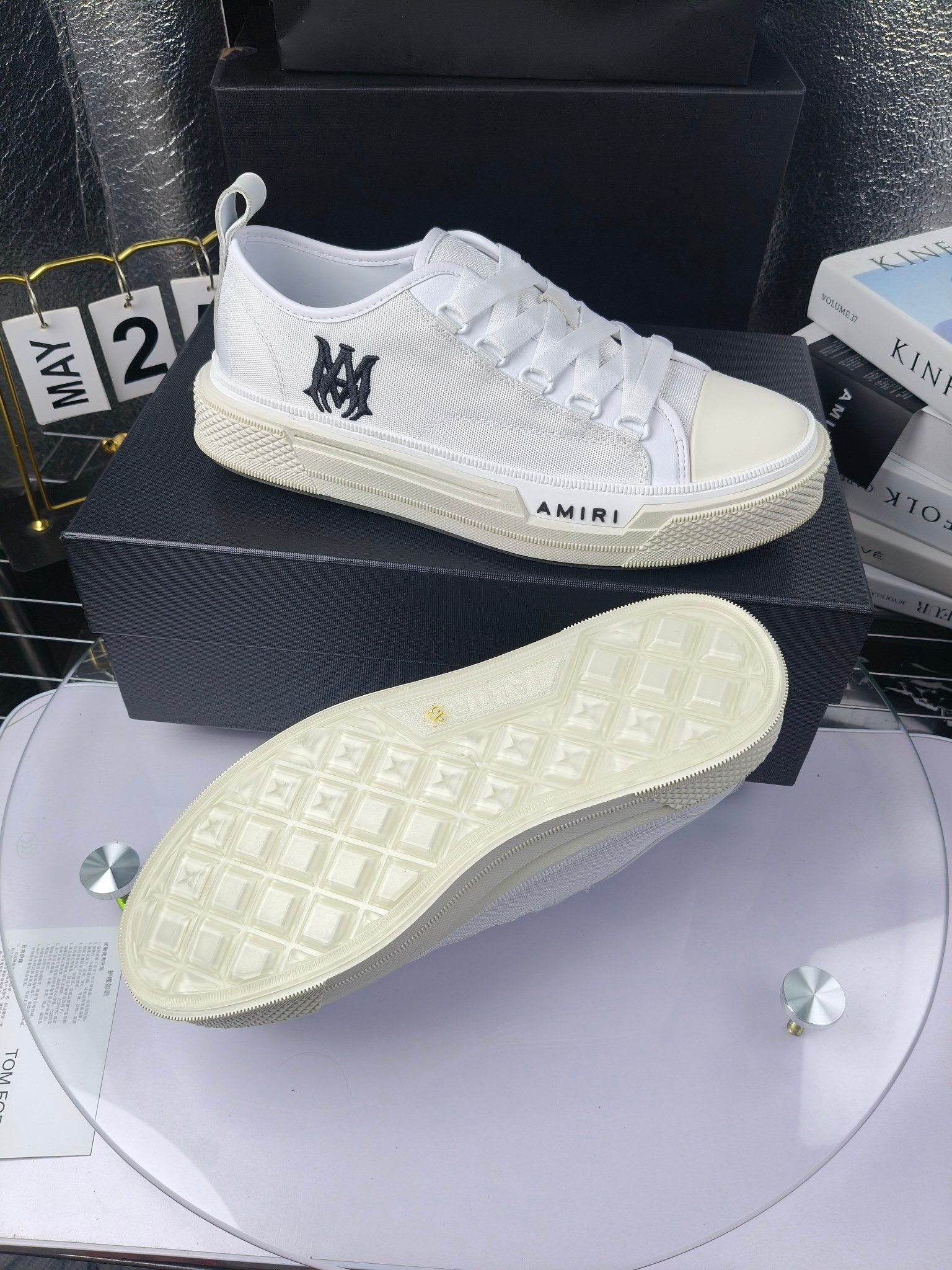 AMIRI
埃米尔
明星同款爆款情侣骨头鞋星星鞋。
出270
来自洛杉矶的高街潮牌独家爆版骨头鞋,众多明星网红同款,中国新说唱歌手小白Gali 王一博 杨幂等网红博主争夺上脚,1的鞋型侧面立体骷髅头拼接骨头状
❶面料:原版定做头层牛皮➕双层骨头全油边工艺
❷内里:独家定制同级内里 (无法超越)
❸垫脚:原版开模注塑成型
❹大底:独家1:1开模三色 原版大底
❺码数:情侣35-45(女40.41男45.46定制不退换)