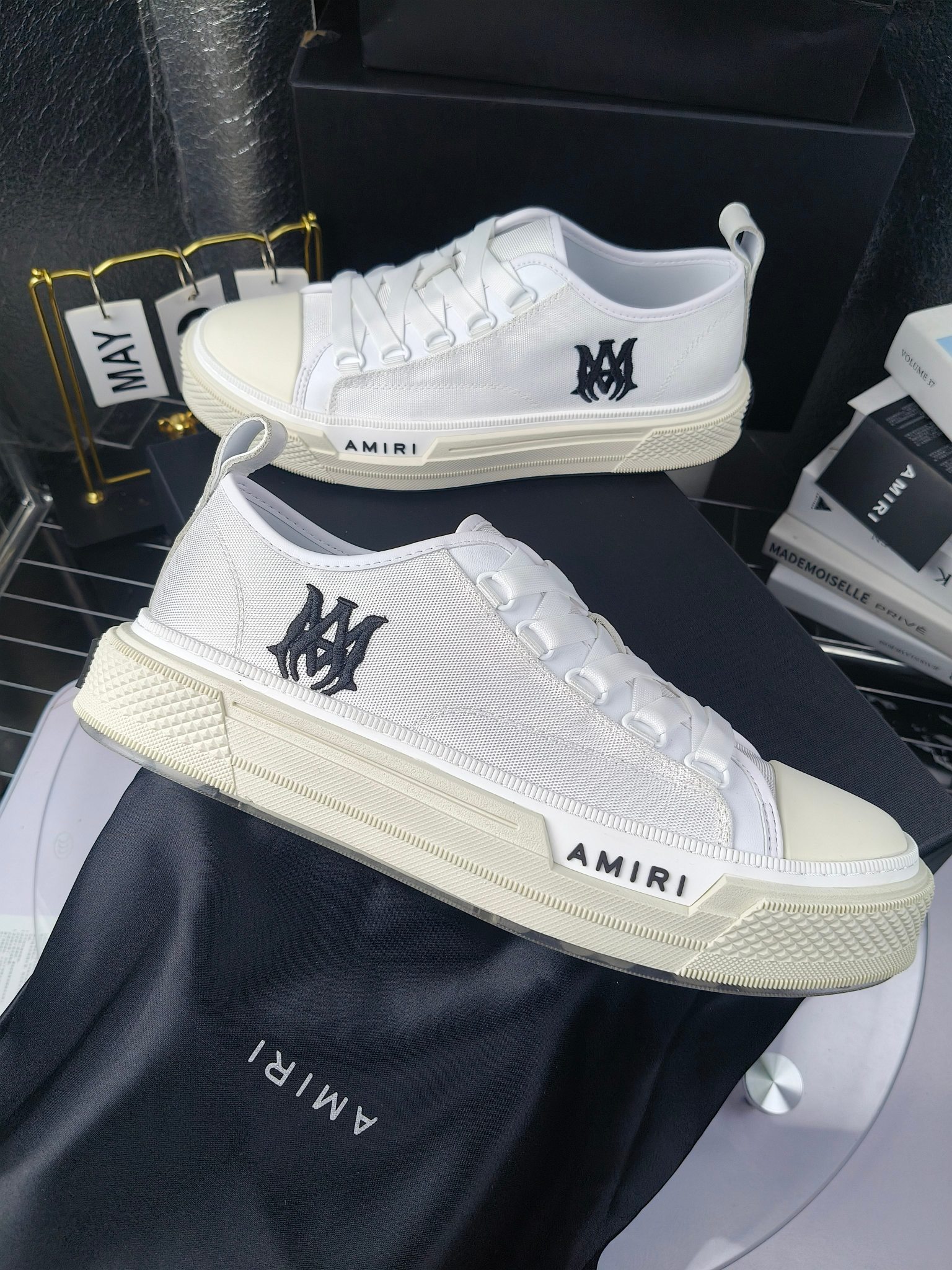 AMIRI
埃米尔
明星同款爆款情侣骨头鞋星星鞋。
出270
来自洛杉矶的高街潮牌独家爆版骨头鞋,众多明星网红同款,中国新说唱歌手小白Gali 王一博 杨幂等网红博主争夺上脚,1的鞋型侧面立体骷髅头拼接骨头状
❶面料:原版定做头层牛皮➕双层骨头全油边工艺
❷内里:独家定制同级内里 (无法超越)
❸垫脚:原版开模注塑成型
❹大底:独家1:1开模三色 原版大底
❺码数:情侣35-45(女40.41男45.46定制不退换)