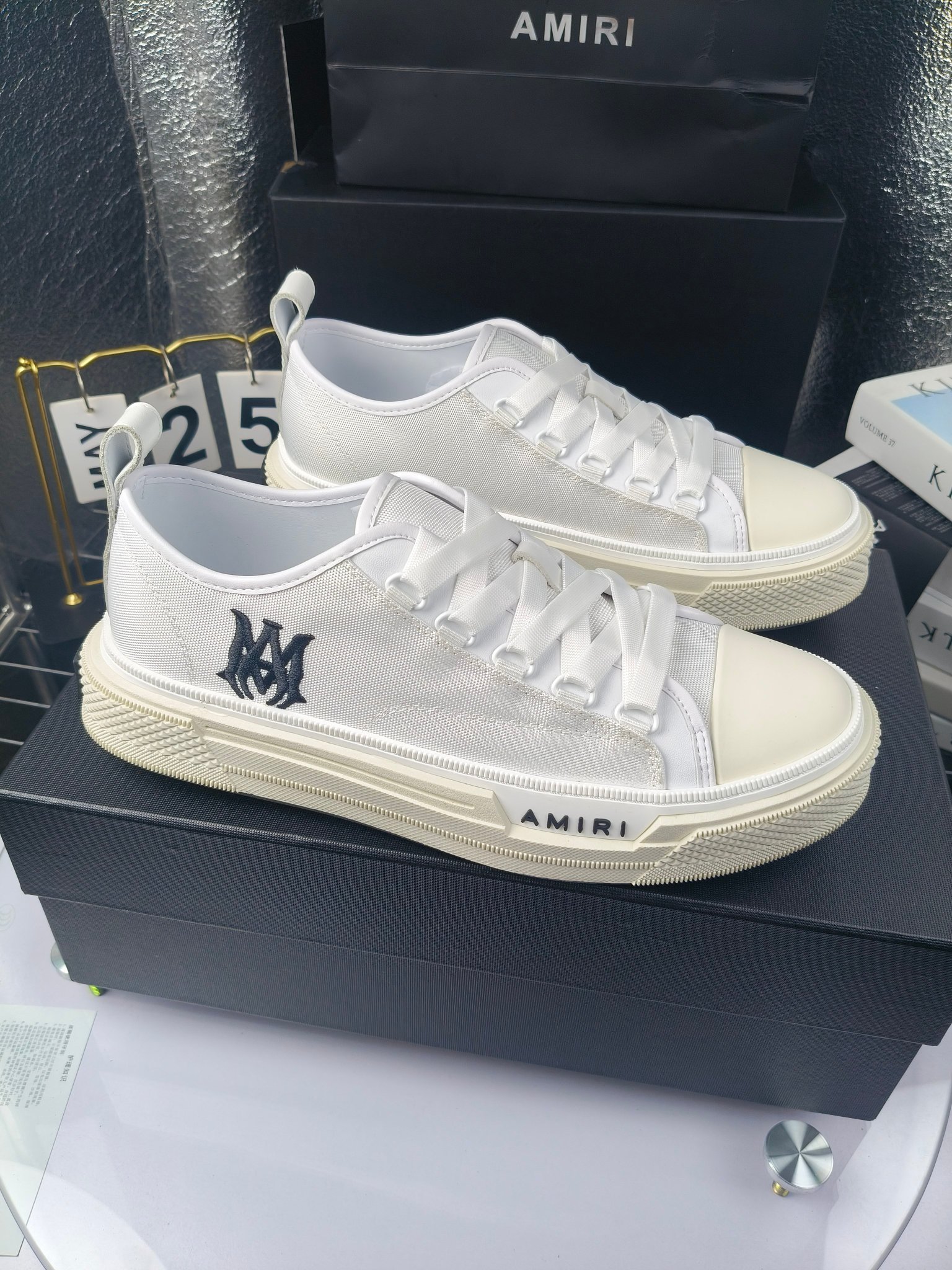 AMIRI
埃米尔
明星同款爆款情侣骨头鞋星星鞋。
出270
来自洛杉矶的高街潮牌独家爆版骨头鞋,众多明星网红同款,中国新说唱歌手小白Gali 王一博 杨幂等网红博主争夺上脚,1的鞋型侧面立体骷髅头拼接骨头状
❶面料:原版定做头层牛皮➕双层骨头全油边工艺
❷内里:独家定制同级内里 (无法超越)
❸垫脚:原版开模注塑成型
❹大底:独家1:1开模三色 原版大底
❺码数:情侣35-45(女40.41男45.46定制不退换)