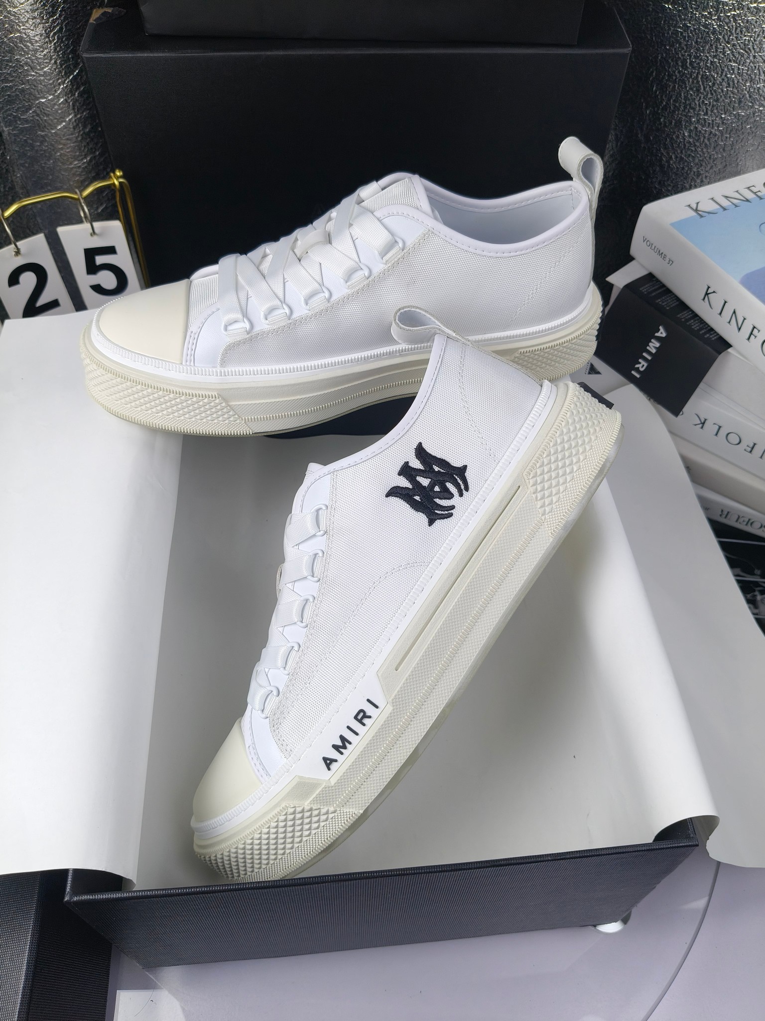 AMIRI
埃米尔
明星同款爆款情侣骨头鞋星星鞋。
出270
来自洛杉矶的高街潮牌独家爆版骨头鞋,众多明星网红同款,中国新说唱歌手小白Gali 王一博 杨幂等网红博主争夺上脚,1的鞋型侧面立体骷髅头拼接骨头状
❶面料:原版定做头层牛皮➕双层骨头全油边工艺
❷内里:独家定制同级内里 (无法超越)
❸垫脚:原版开模注塑成型
❹大底:独家1:1开模三色 原版大底
❺码数:情侣35-45(女40.41男45.46定制不退换)