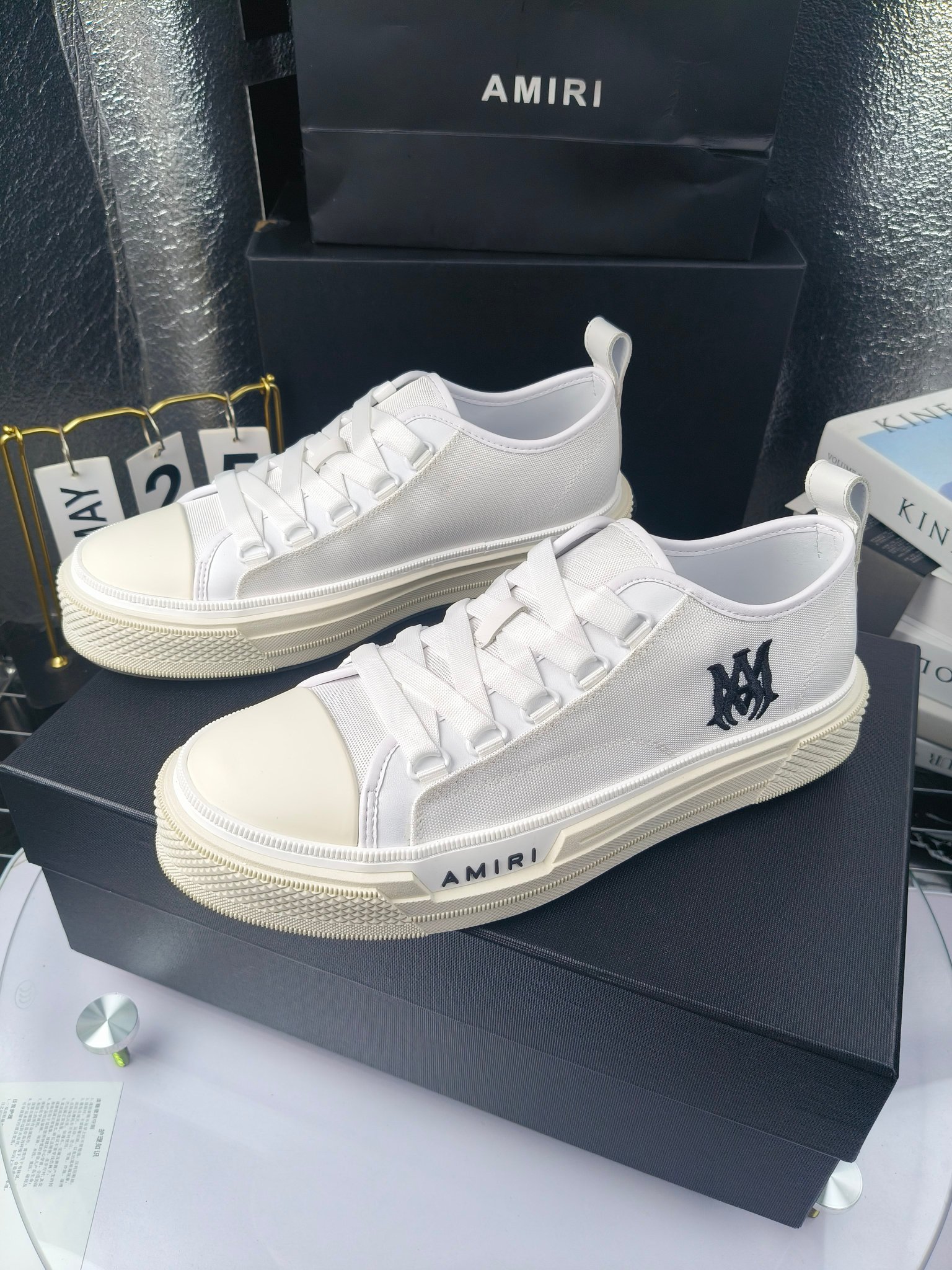 AMIRI
埃米尔
明星同款爆款情侣骨头鞋星星鞋。
出270
来自洛杉矶的高街潮牌独家爆版骨头鞋,众多明星网红同款,中国新说唱歌手小白Gali 王一博 杨幂等网红博主争夺上脚,1的鞋型侧面立体骷髅头拼接骨头状
❶面料:原版定做头层牛皮➕双层骨头全油边工艺
❷内里:独家定制同级内里 (无法超越)
❸垫脚:原版开模注塑成型
❹大底:独家1:1开模三色 原版大底
❺码数:情侣35-45(女40.41男45.46定制不退换)
