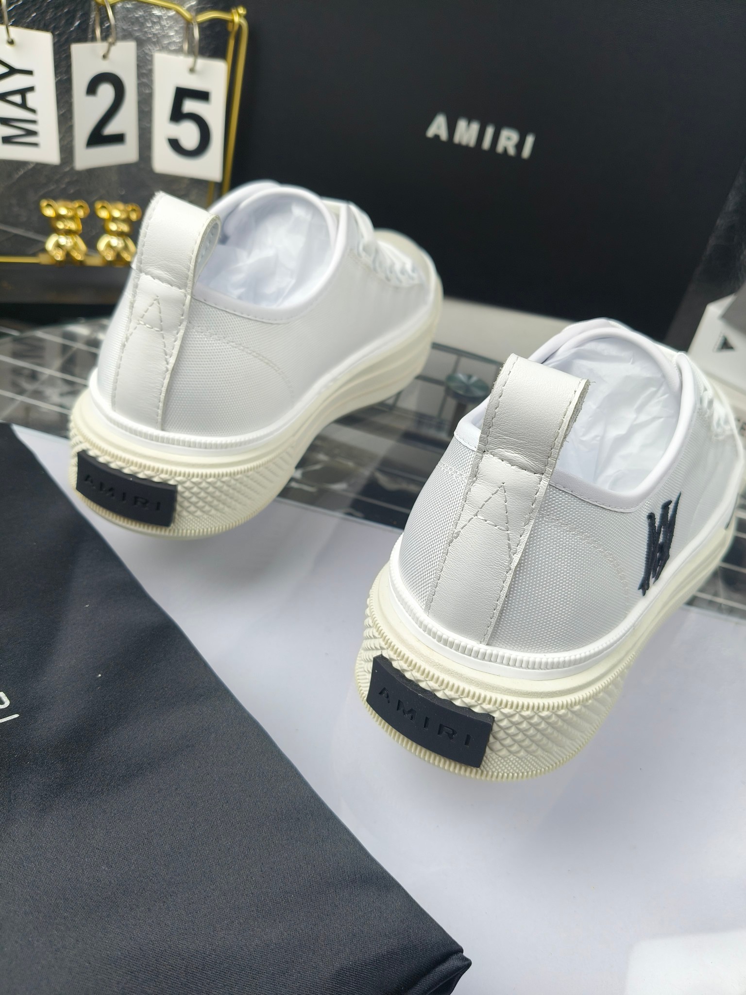 AMIRI
埃米尔
明星同款爆款情侣骨头鞋星星鞋。
出270
来自洛杉矶的高街潮牌独家爆版骨头鞋,众多明星网红同款,中国新说唱歌手小白Gali 王一博 杨幂等网红博主争夺上脚,1的鞋型侧面立体骷髅头拼接骨头状
❶面料:原版定做头层牛皮➕双层骨头全油边工艺
❷内里:独家定制同级内里 (无法超越)
❸垫脚:原版开模注塑成型
❹大底:独家1:1开模三色 原版大底
❺码数:情侣35-45(女40.41男45.46定制不退换)