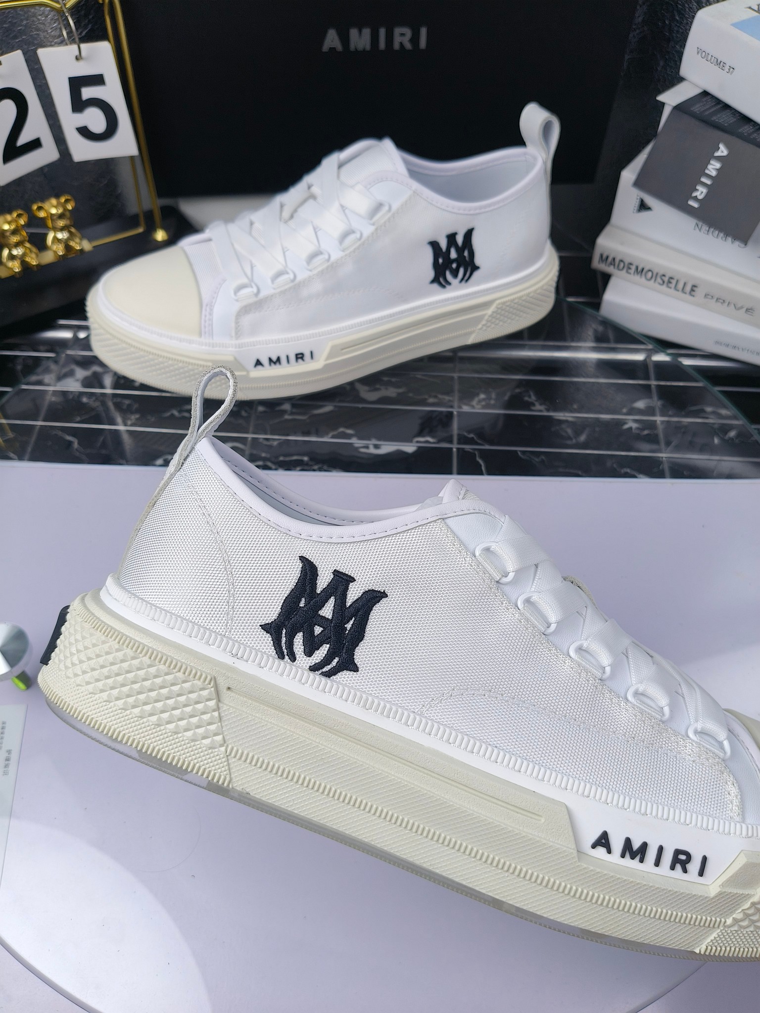 AMIRI
埃米尔
明星同款爆款情侣骨头鞋星星鞋。
出270
来自洛杉矶的高街潮牌独家爆版骨头鞋,众多明星网红同款,中国新说唱歌手小白Gali 王一博 杨幂等网红博主争夺上脚,1的鞋型侧面立体骷髅头拼接骨头状
❶面料:原版定做头层牛皮➕双层骨头全油边工艺
❷内里:独家定制同级内里 (无法超越)
❸垫脚:原版开模注塑成型
❹大底:独家1:1开模三色 原版大底
❺码数:情侣35-45(女40.41男45.46定制不退换)