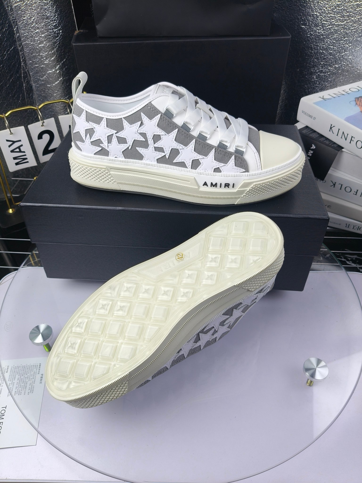 AMIRI
埃米尔
明星同款爆款情侣骨头鞋星星鞋。
出270
来自洛杉矶的高街潮牌独家爆版骨头鞋，众多明星网红同款，中国新说唱歌手小白Gali 王一博 杨幂等网红博主争夺上脚，1的鞋型侧面立体骷髅头拼接骨头状
❶面料:原版定做头层牛皮➕双层骨头全油边工艺
❷内里:独家定制同级内里 (无法超越)
❸垫脚:原版开模注塑成型
❹大底:独家1:1开模三色 原版大底
❺码数:情侣35-45（女40.41男45.46定制不退换）
