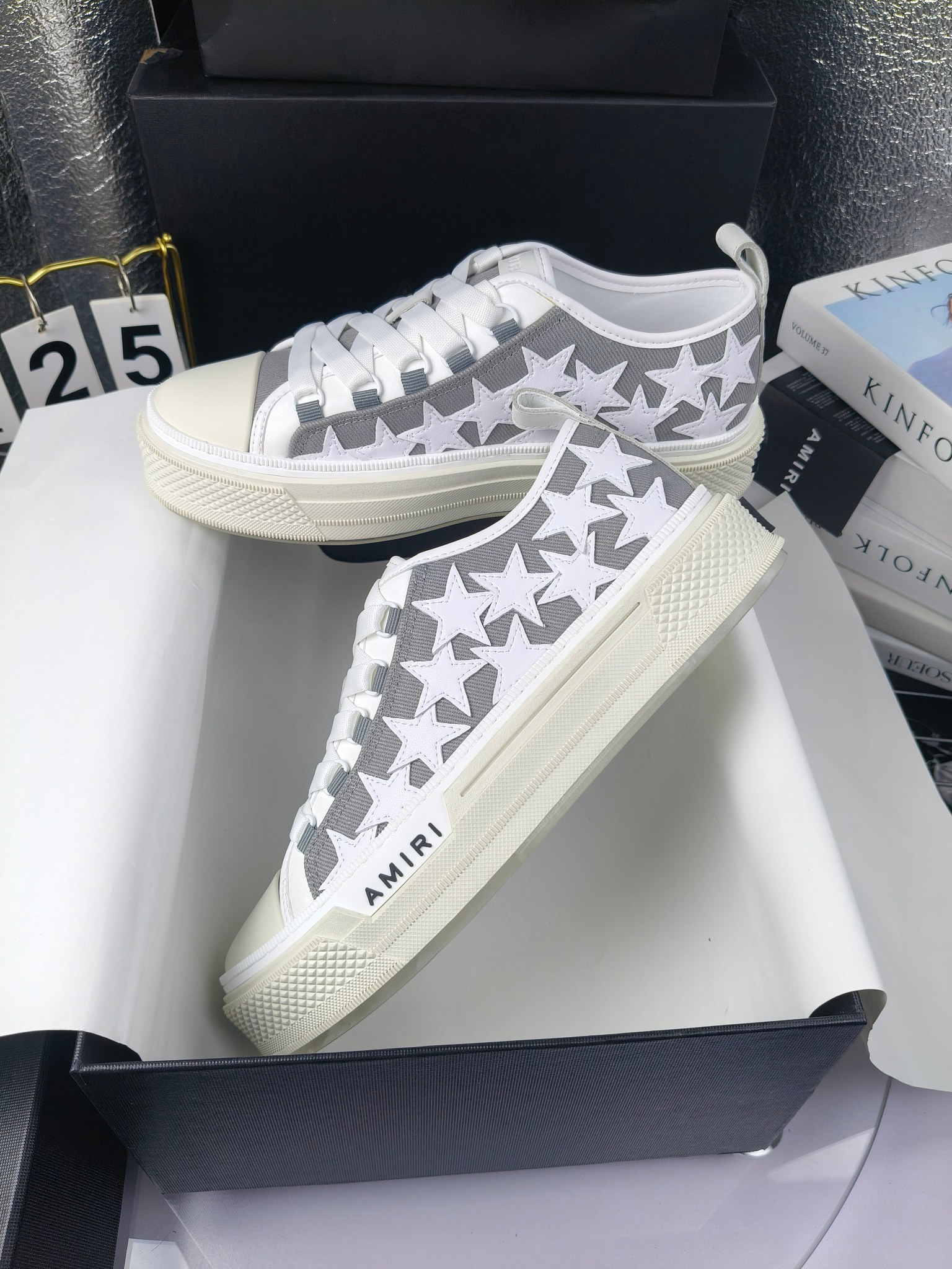 AMIRI
埃米尔
明星同款爆款情侣骨头鞋星星鞋。
出270
来自洛杉矶的高街潮牌独家爆版骨头鞋，众多明星网红同款，中国新说唱歌手小白Gali 王一博 杨幂等网红博主争夺上脚，1的鞋型侧面立体骷髅头拼接骨头状
❶面料:原版定做头层牛皮➕双层骨头全油边工艺
❷内里:独家定制同级内里 (无法超越)
❸垫脚:原版开模注塑成型
❹大底:独家1:1开模三色 原版大底
❺码数:情侣35-45（女40.41男45.46定制不退换）
