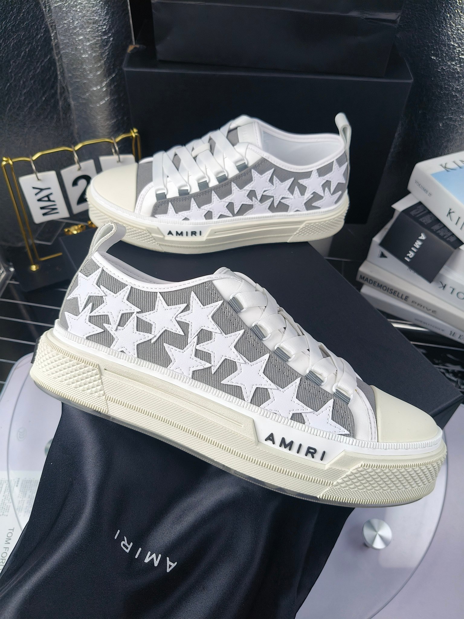 AMIRI
埃米尔
明星同款爆款情侣骨头鞋星星鞋。
出270
来自洛杉矶的高街潮牌独家爆版骨头鞋，众多明星网红同款，中国新说唱歌手小白Gali 王一博 杨幂等网红博主争夺上脚，1的鞋型侧面立体骷髅头拼接骨头状
❶面料:原版定做头层牛皮➕双层骨头全油边工艺
❷内里:独家定制同级内里 (无法超越)
❸垫脚:原版开模注塑成型
❹大底:独家1:1开模三色 原版大底
❺码数:情侣35-45（女40.41男45.46定制不退换）
