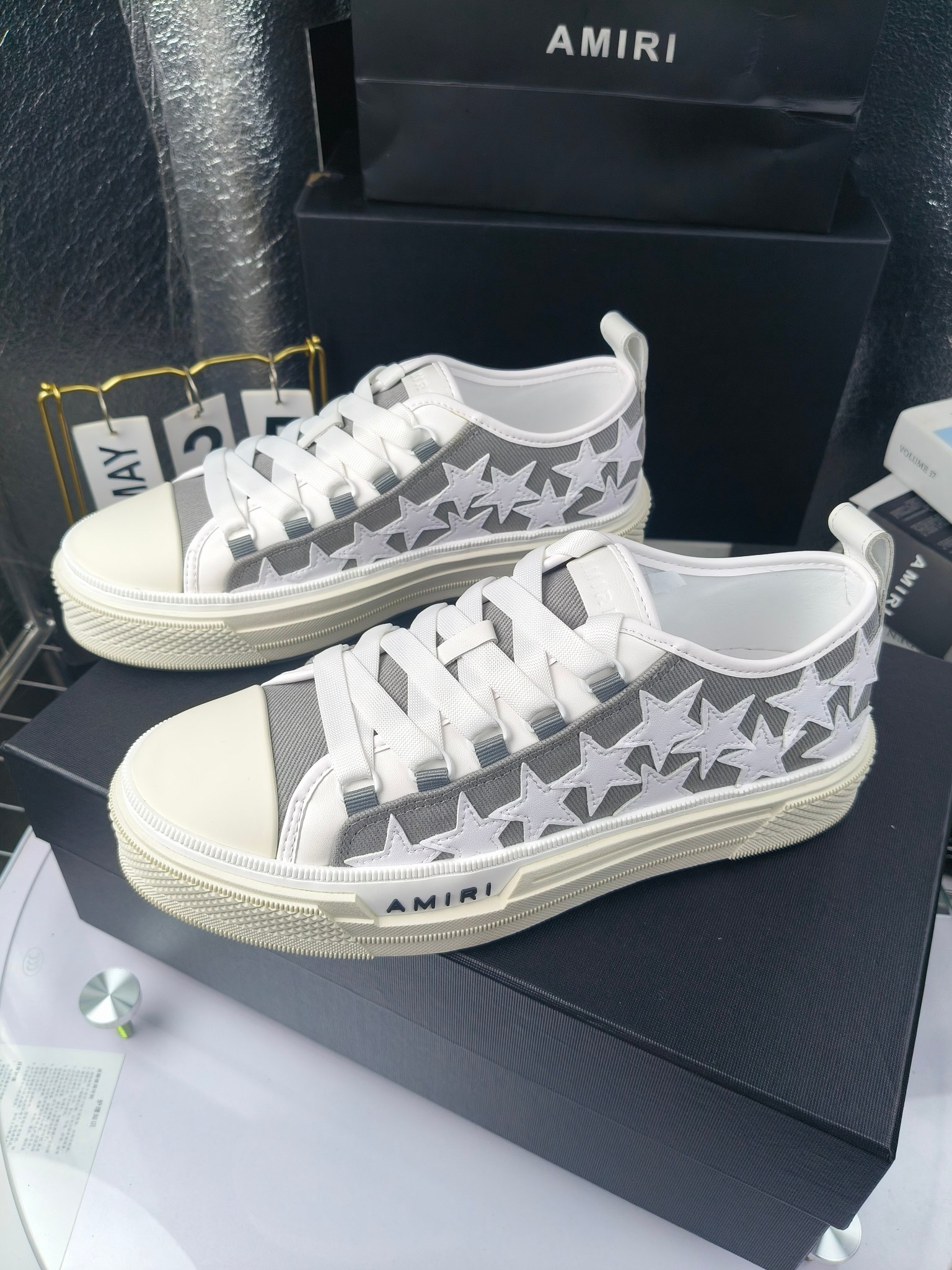 AMIRI
埃米尔
明星同款爆款情侣骨头鞋星星鞋。
出270
来自洛杉矶的高街潮牌独家爆版骨头鞋，众多明星网红同款，中国新说唱歌手小白Gali 王一博 杨幂等网红博主争夺上脚，1的鞋型侧面立体骷髅头拼接骨头状
❶面料:原版定做头层牛皮➕双层骨头全油边工艺
❷内里:独家定制同级内里 (无法超越)
❸垫脚:原版开模注塑成型
❹大底:独家1:1开模三色 原版大底
❺码数:情侣35-45（女40.41男45.46定制不退换）

