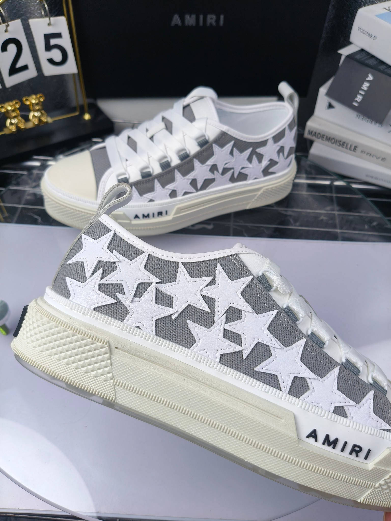 AMIRI
埃米尔
明星同款爆款情侣骨头鞋星星鞋。
出270
来自洛杉矶的高街潮牌独家爆版骨头鞋，众多明星网红同款，中国新说唱歌手小白Gali 王一博 杨幂等网红博主争夺上脚，1的鞋型侧面立体骷髅头拼接骨头状
❶面料:原版定做头层牛皮➕双层骨头全油边工艺
❷内里:独家定制同级内里 (无法超越)
❸垫脚:原版开模注塑成型
❹大底:独家1:1开模三色 原版大底
❺码数:情侣35-45（女40.41男45.46定制不退换）
