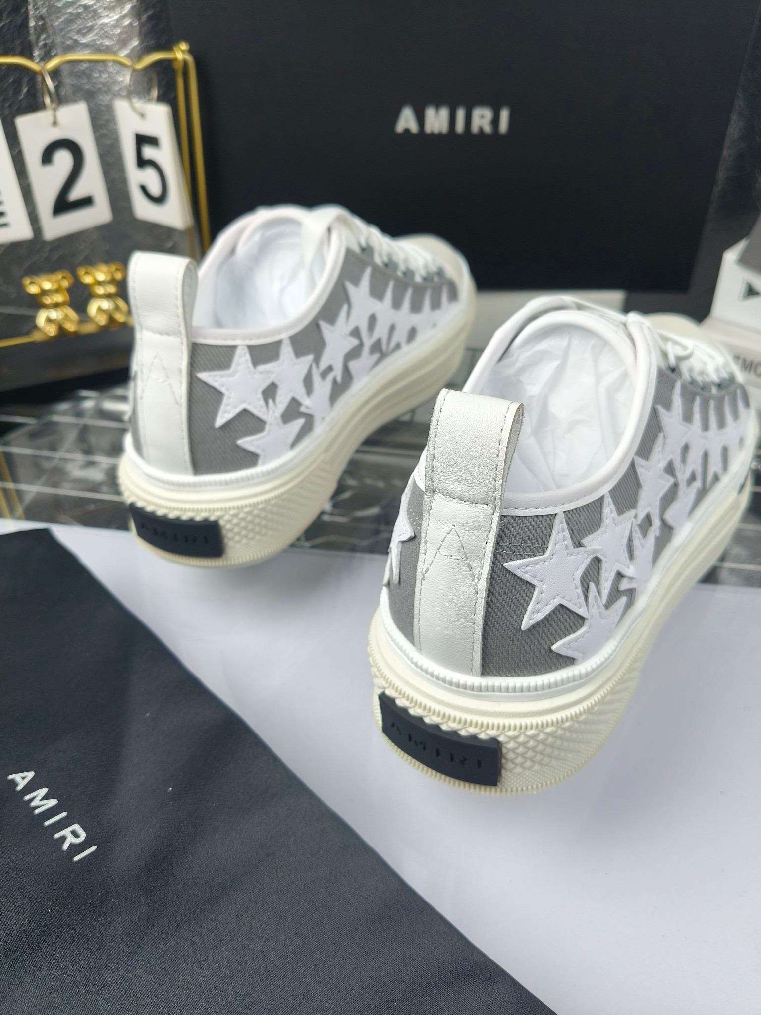 AMIRI
埃米尔
明星同款爆款情侣骨头鞋星星鞋。
出270
来自洛杉矶的高街潮牌独家爆版骨头鞋，众多明星网红同款，中国新说唱歌手小白Gali 王一博 杨幂等网红博主争夺上脚，1的鞋型侧面立体骷髅头拼接骨头状
❶面料:原版定做头层牛皮➕双层骨头全油边工艺
❷内里:独家定制同级内里 (无法超越)
❸垫脚:原版开模注塑成型
❹大底:独家1:1开模三色 原版大底
❺码数:情侣35-45（女40.41男45.46定制不退换）
