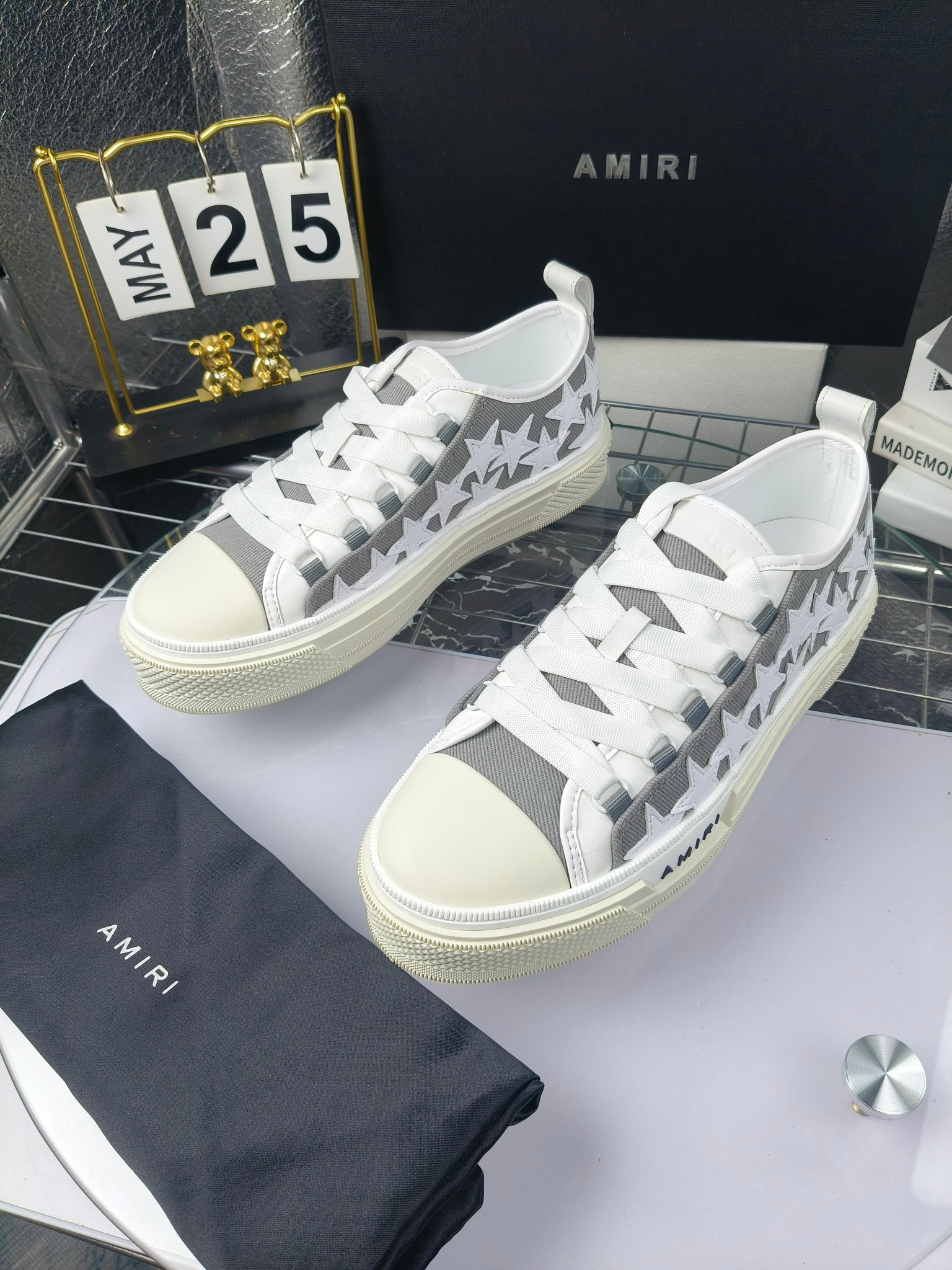 AMIRI
埃米尔
明星同款爆款情侣骨头鞋星星鞋。
出270
来自洛杉矶的高街潮牌独家爆版骨头鞋，众多明星网红同款，中国新说唱歌手小白Gali 王一博 杨幂等网红博主争夺上脚，1的鞋型侧面立体骷髅头拼接骨头状
❶面料:原版定做头层牛皮➕双层骨头全油边工艺
❷内里:独家定制同级内里 (无法超越)
❸垫脚:原版开模注塑成型
❹大底:独家1:1开模三色 原版大底
❺码数:情侣35-45（女40.41男45.46定制不退换）
