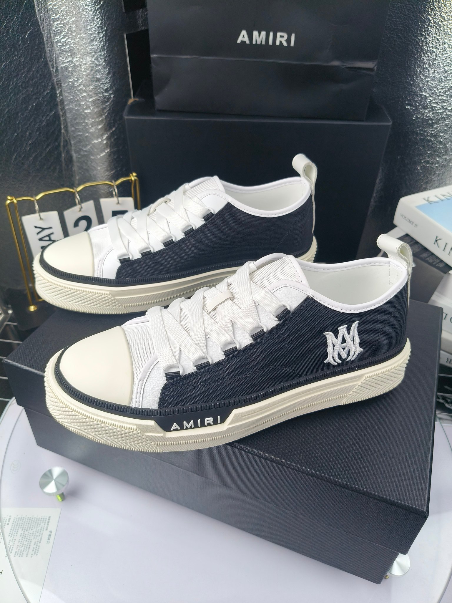 AMIRI
埃米尔
明星同款爆款情侣骨头鞋星星鞋。
出270
来自洛杉矶的高街潮牌独家爆版骨头鞋，众多明星网红同款，中国新说唱歌手小白Gali 王一博 杨幂等网红博主争夺上脚，1的鞋型侧面立体骷髅头拼接骨头状
❶面料:原版定做头层牛皮➕双层骨头全油边工艺
❷内里:独家定制同级内里 (无法超越)
❸垫脚:原版开模注塑成型
❹大底:独家1:1开模三色 原版大底
❺码数:情侣35-45（女40.41男45.46定制不退换）
