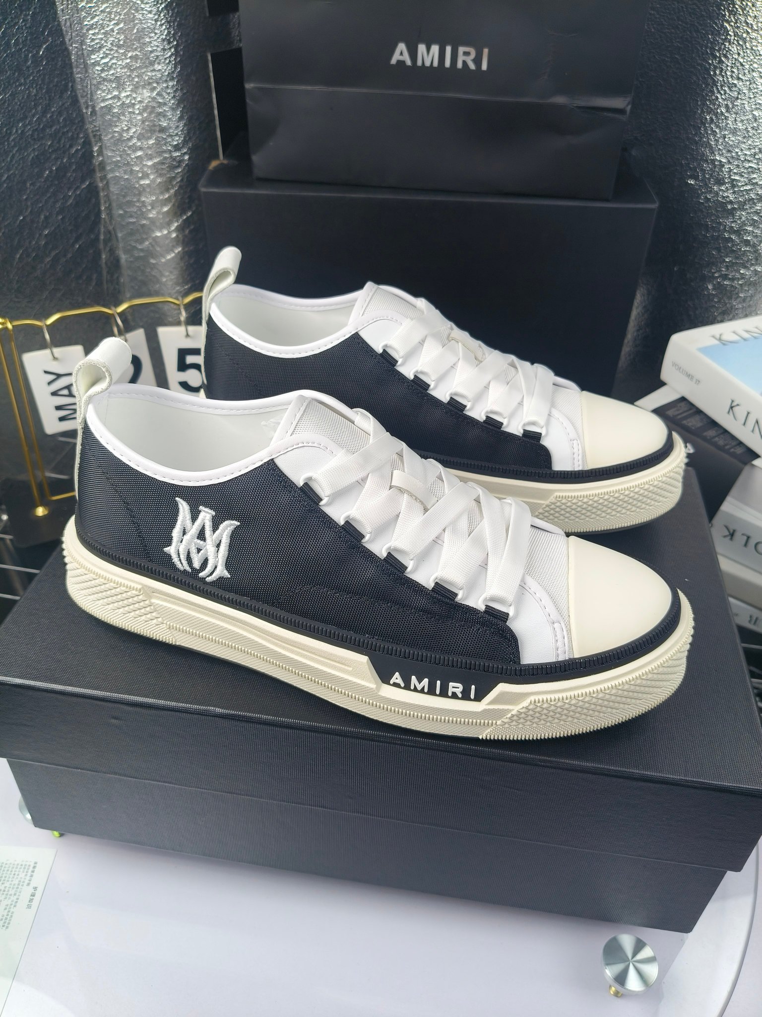 AMIRI
埃米尔
明星同款爆款情侣骨头鞋星星鞋。
出270
来自洛杉矶的高街潮牌独家爆版骨头鞋，众多明星网红同款，中国新说唱歌手小白Gali 王一博 杨幂等网红博主争夺上脚，1的鞋型侧面立体骷髅头拼接骨头状
❶面料:原版定做头层牛皮➕双层骨头全油边工艺
❷内里:独家定制同级内里 (无法超越)
❸垫脚:原版开模注塑成型
❹大底:独家1:1开模三色 原版大底
❺码数:情侣35-45（女40.41男45.46定制不退换）
