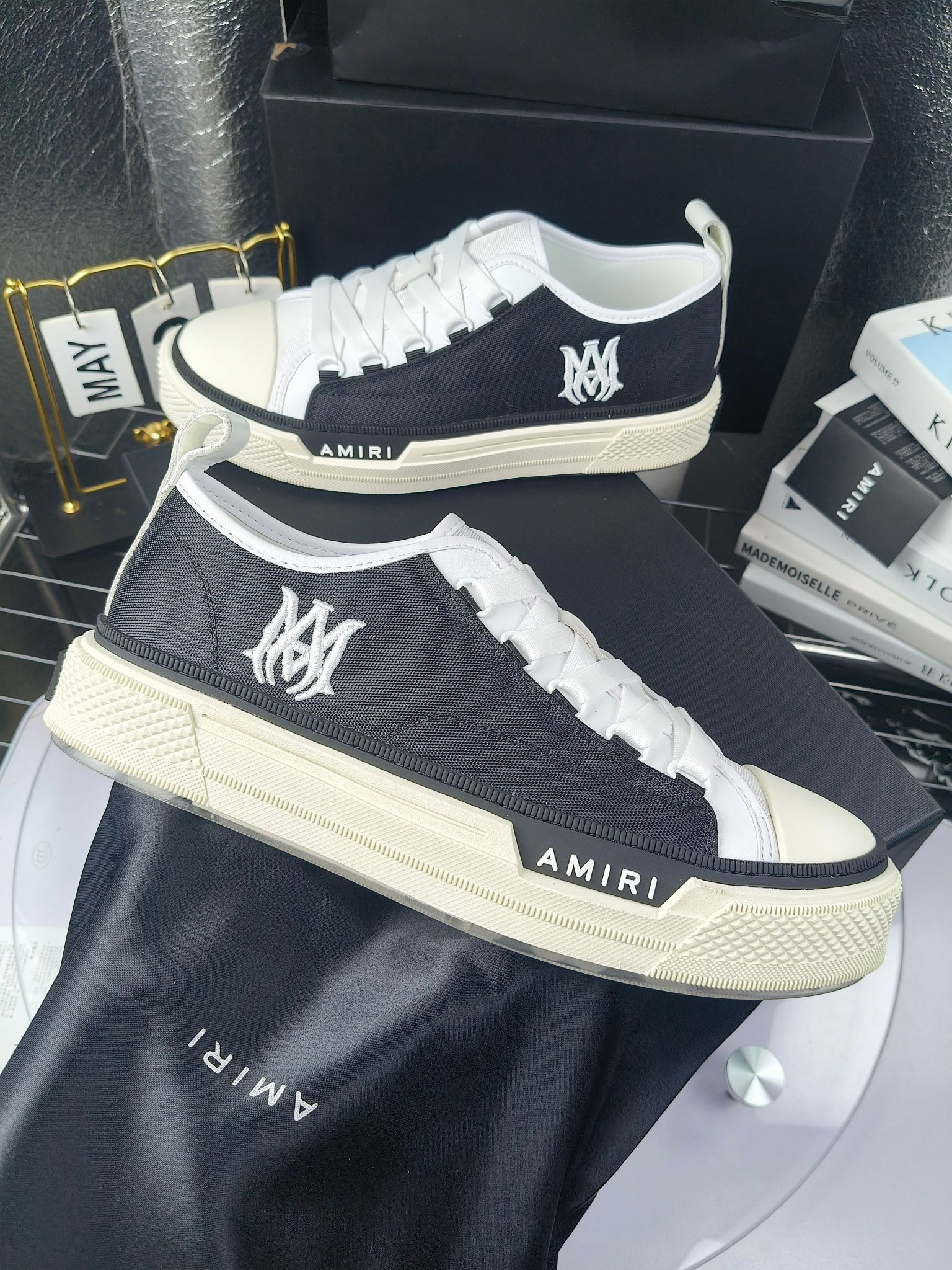 AMIRI
埃米尔
明星同款爆款情侣骨头鞋星星鞋。
出270
来自洛杉矶的高街潮牌独家爆版骨头鞋，众多明星网红同款，中国新说唱歌手小白Gali 王一博 杨幂等网红博主争夺上脚，1的鞋型侧面立体骷髅头拼接骨头状
❶面料:原版定做头层牛皮➕双层骨头全油边工艺
❷内里:独家定制同级内里 (无法超越)
❸垫脚:原版开模注塑成型
❹大底:独家1:1开模三色 原版大底
❺码数:情侣35-45（女40.41男45.46定制不退换）
