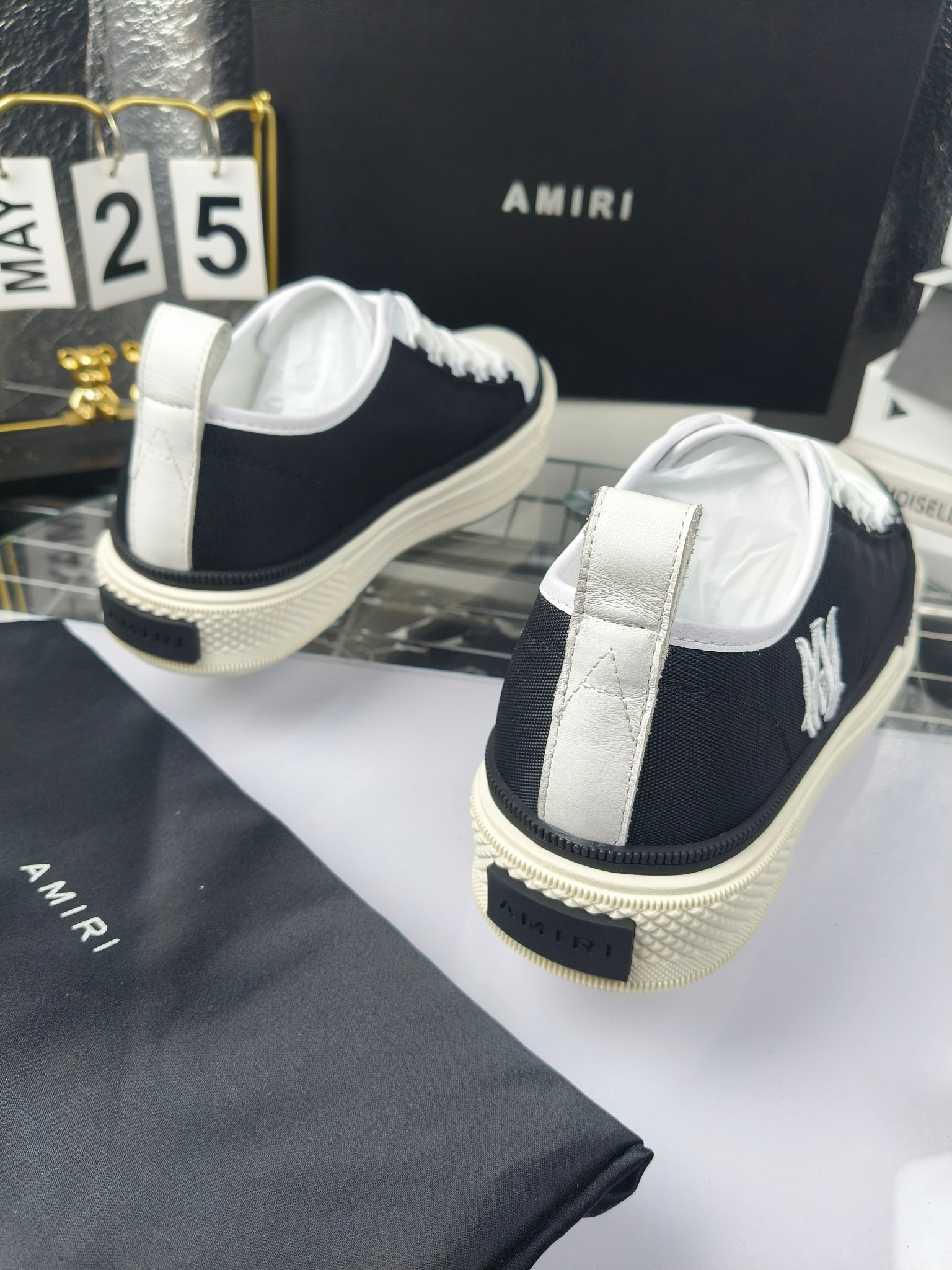 AMIRI
埃米尔
明星同款爆款情侣骨头鞋星星鞋。
出270
来自洛杉矶的高街潮牌独家爆版骨头鞋，众多明星网红同款，中国新说唱歌手小白Gali 王一博 杨幂等网红博主争夺上脚，1的鞋型侧面立体骷髅头拼接骨头状
❶面料:原版定做头层牛皮➕双层骨头全油边工艺
❷内里:独家定制同级内里 (无法超越)
❸垫脚:原版开模注塑成型
❹大底:独家1:1开模三色 原版大底
❺码数:情侣35-45（女40.41男45.46定制不退换）
