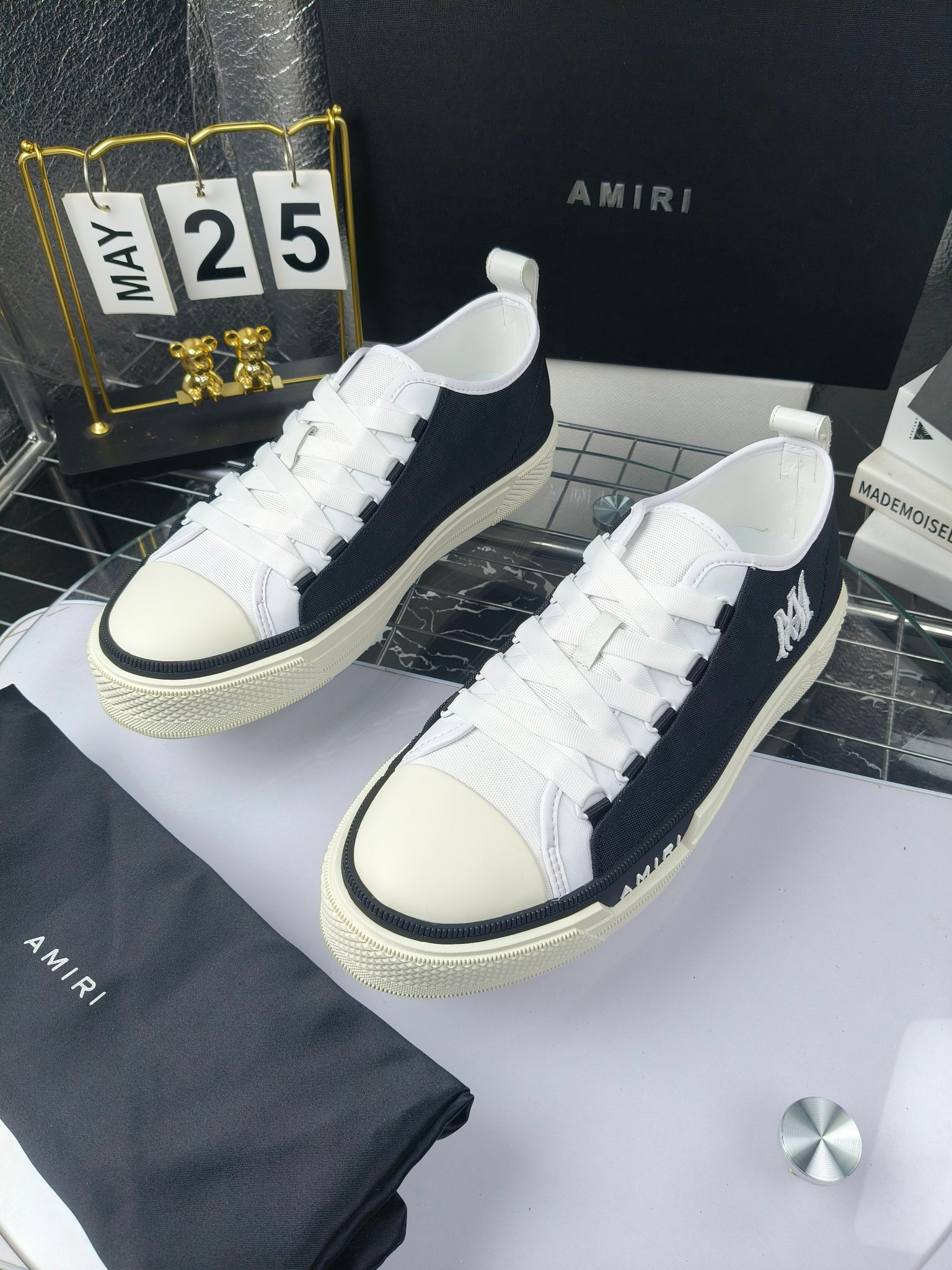 AMIRI
埃米尔
明星同款爆款情侣骨头鞋星星鞋。
出270
来自洛杉矶的高街潮牌独家爆版骨头鞋，众多明星网红同款，中国新说唱歌手小白Gali 王一博 杨幂等网红博主争夺上脚，1的鞋型侧面立体骷髅头拼接骨头状
❶面料:原版定做头层牛皮➕双层骨头全油边工艺
❷内里:独家定制同级内里 (无法超越)
❸垫脚:原版开模注塑成型
❹大底:独家1:1开模三色 原版大底
❺码数:情侣35-45（女40.41男45.46定制不退换）
