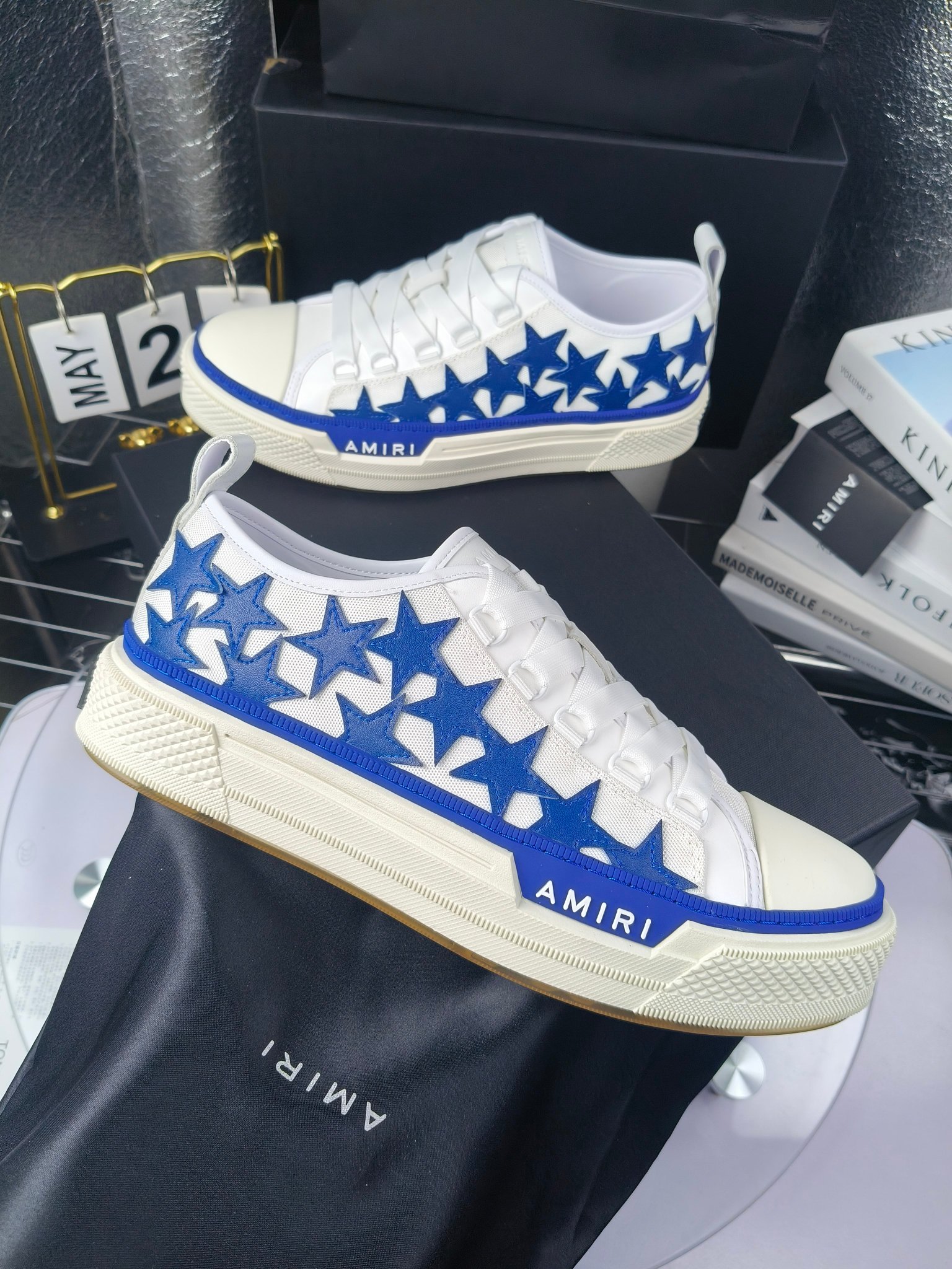AMIRI
埃米尔
明星同款爆款情侣骨头鞋星星鞋。
出270
来自洛杉矶的高街潮牌独家爆版骨头鞋，众多明星网红同款，中国新说唱歌手小白Gali 王一博 杨幂等网红博主争夺上脚，1的鞋型侧面立体骷髅头拼接骨头状
❶面料:原版定做头层牛皮➕双层骨头全油边工艺
❷内里:独家定制同级内里 (无法超越)
❸垫脚:原版开模注塑成型
❹大底:独家1:1开模三色 原版大底
❺码数:情侣35-45（女40.41男45.46定制不退换）
