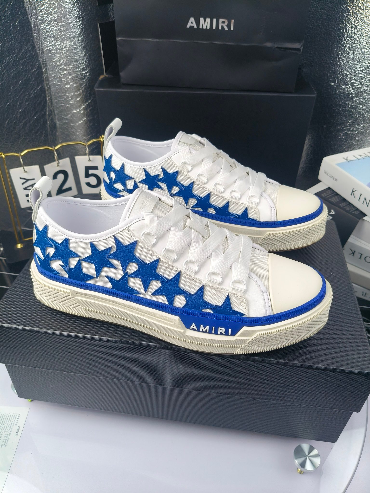 AMIRI
埃米尔
明星同款爆款情侣骨头鞋星星鞋。
出270
来自洛杉矶的高街潮牌独家爆版骨头鞋，众多明星网红同款，中国新说唱歌手小白Gali 王一博 杨幂等网红博主争夺上脚，1的鞋型侧面立体骷髅头拼接骨头状
❶面料:原版定做头层牛皮➕双层骨头全油边工艺
❷内里:独家定制同级内里 (无法超越)
❸垫脚:原版开模注塑成型
❹大底:独家1:1开模三色 原版大底
❺码数:情侣35-45（女40.41男45.46定制不退换）
