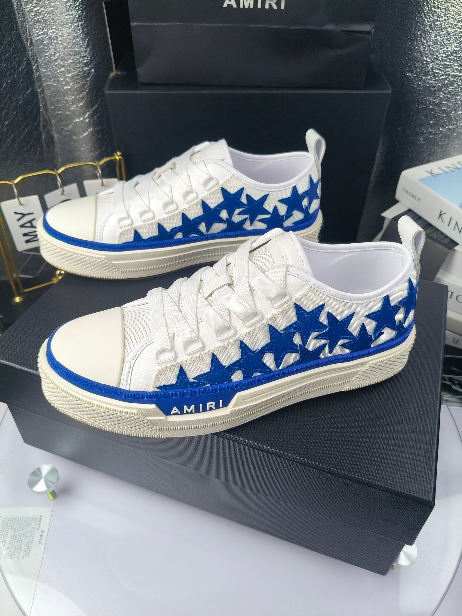 AMIRI
埃米尔
明星同款爆款情侣骨头鞋星星鞋。
出270
来自洛杉矶的高街潮牌独家爆版骨头鞋，众多明星网红同款，中国新说唱歌手小白Gali 王一博 杨幂等网红博主争夺上脚，1的鞋型侧面立体骷髅头拼接骨头状
❶面料:原版定做头层牛皮➕双层骨头全油边工艺
❷内里:独家定制同级内里 (无法超越)
❸垫脚:原版开模注塑成型
❹大底:独家1:1开模三色 原版大底
❺码数:情侣35-45（女40.41男45.46定制不退换）
