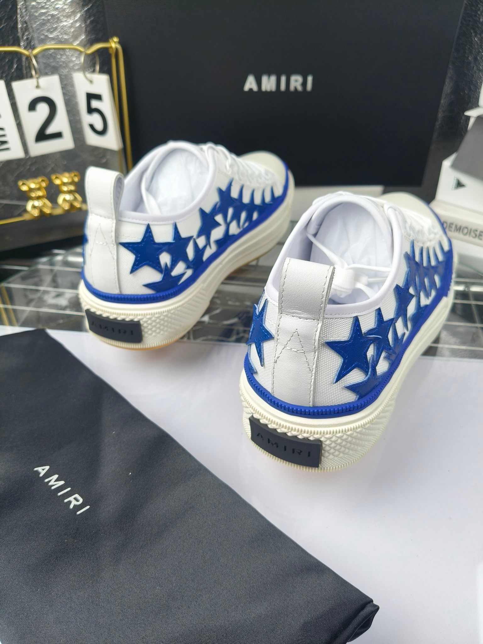 AMIRI
埃米尔
明星同款爆款情侣骨头鞋星星鞋。
出270
来自洛杉矶的高街潮牌独家爆版骨头鞋，众多明星网红同款，中国新说唱歌手小白Gali 王一博 杨幂等网红博主争夺上脚，1的鞋型侧面立体骷髅头拼接骨头状
❶面料:原版定做头层牛皮➕双层骨头全油边工艺
❷内里:独家定制同级内里 (无法超越)
❸垫脚:原版开模注塑成型
❹大底:独家1:1开模三色 原版大底
❺码数:情侣35-45（女40.41男45.46定制不退换）

