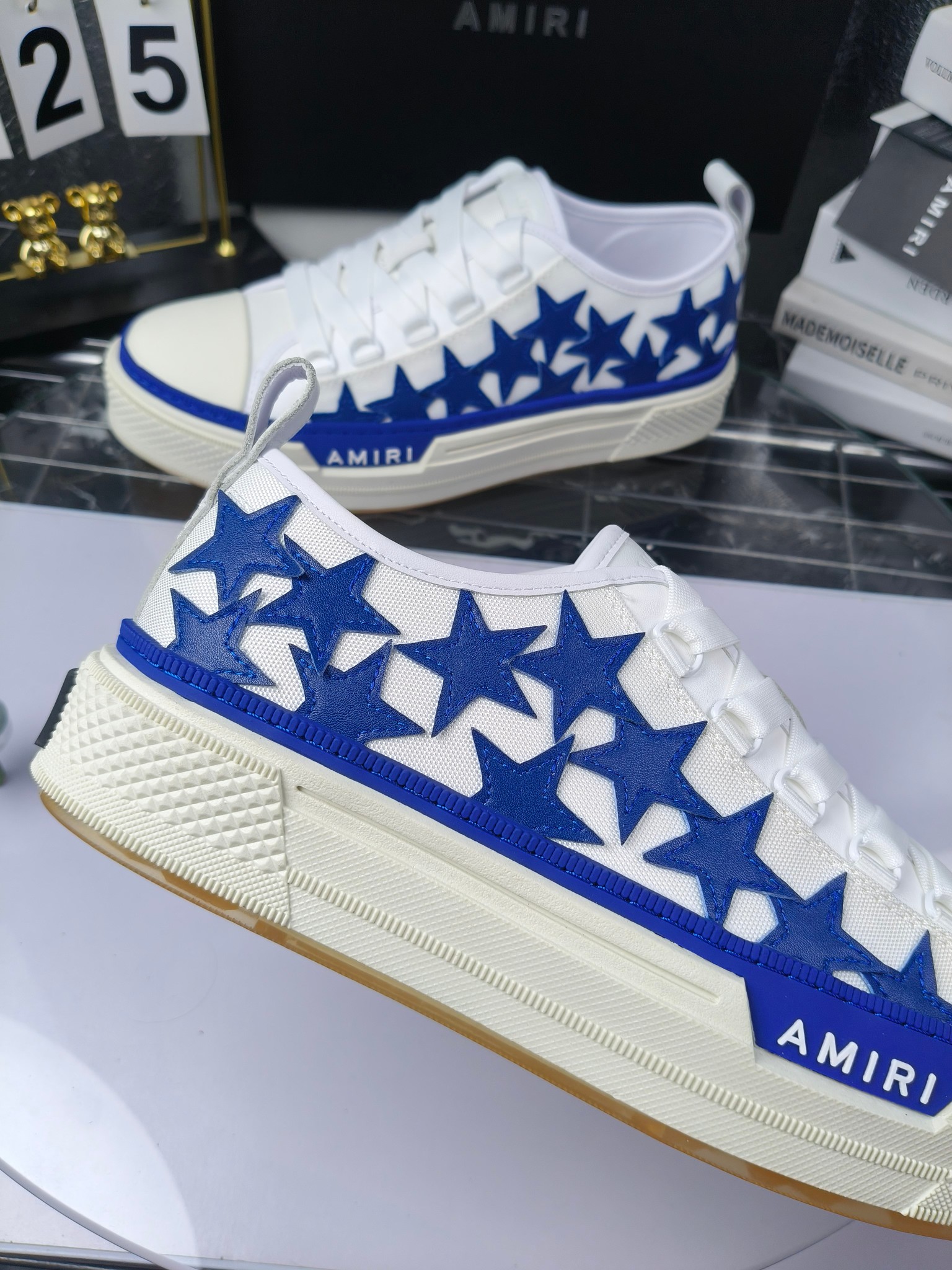 AMIRI
埃米尔
明星同款爆款情侣骨头鞋星星鞋。
出270
来自洛杉矶的高街潮牌独家爆版骨头鞋，众多明星网红同款，中国新说唱歌手小白Gali 王一博 杨幂等网红博主争夺上脚，1的鞋型侧面立体骷髅头拼接骨头状
❶面料:原版定做头层牛皮➕双层骨头全油边工艺
❷内里:独家定制同级内里 (无法超越)
❸垫脚:原版开模注塑成型
❹大底:独家1:1开模三色 原版大底
❺码数:情侣35-45（女40.41男45.46定制不退换）
