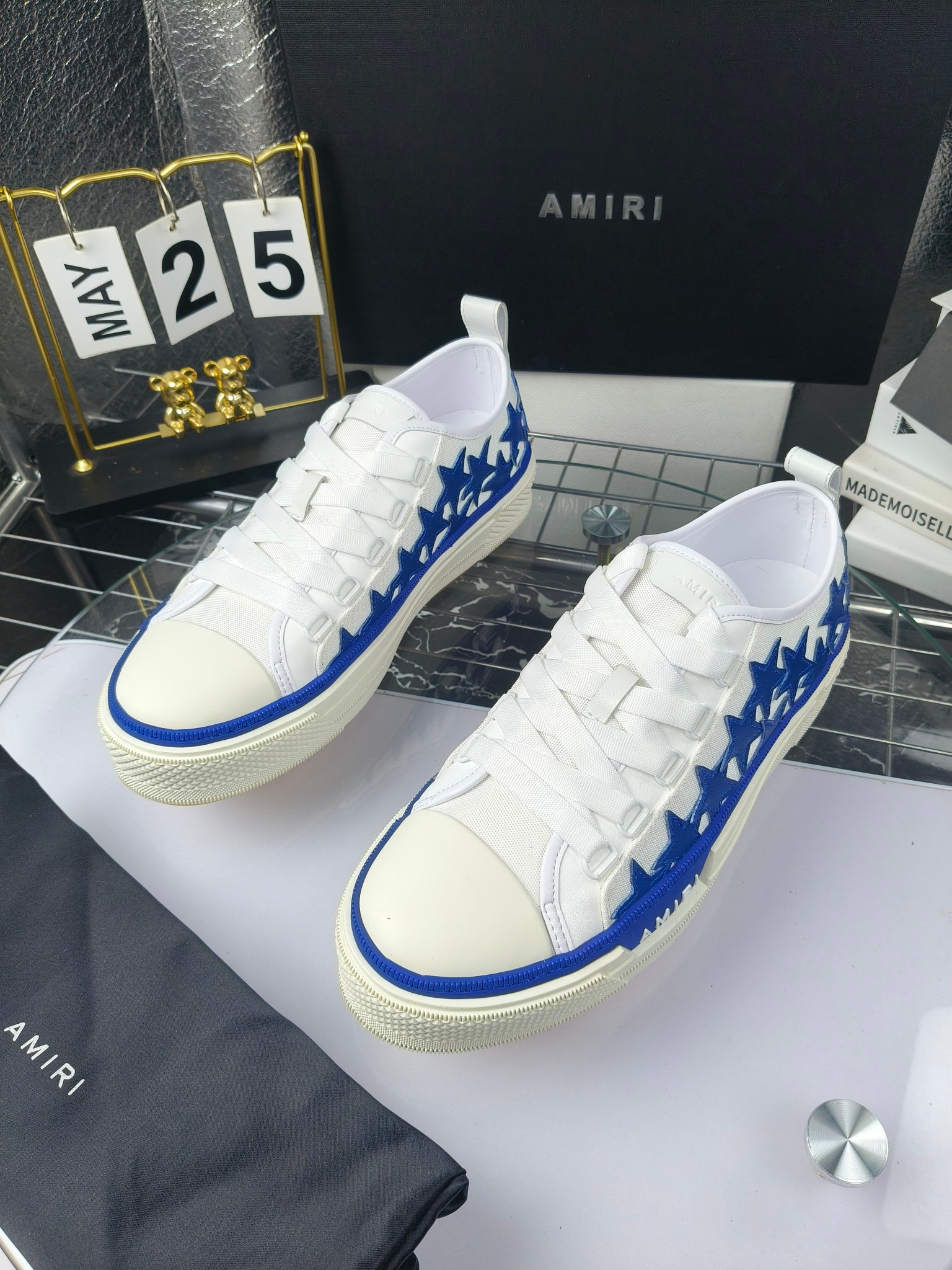 AMIRI
埃米尔
明星同款爆款情侣骨头鞋星星鞋。
出270
来自洛杉矶的高街潮牌独家爆版骨头鞋，众多明星网红同款，中国新说唱歌手小白Gali 王一博 杨幂等网红博主争夺上脚，1的鞋型侧面立体骷髅头拼接骨头状
❶面料:原版定做头层牛皮➕双层骨头全油边工艺
❷内里:独家定制同级内里 (无法超越)
❸垫脚:原版开模注塑成型
❹大底:独家1:1开模三色 原版大底
❺码数:情侣35-45（女40.41男45.46定制不退换）
