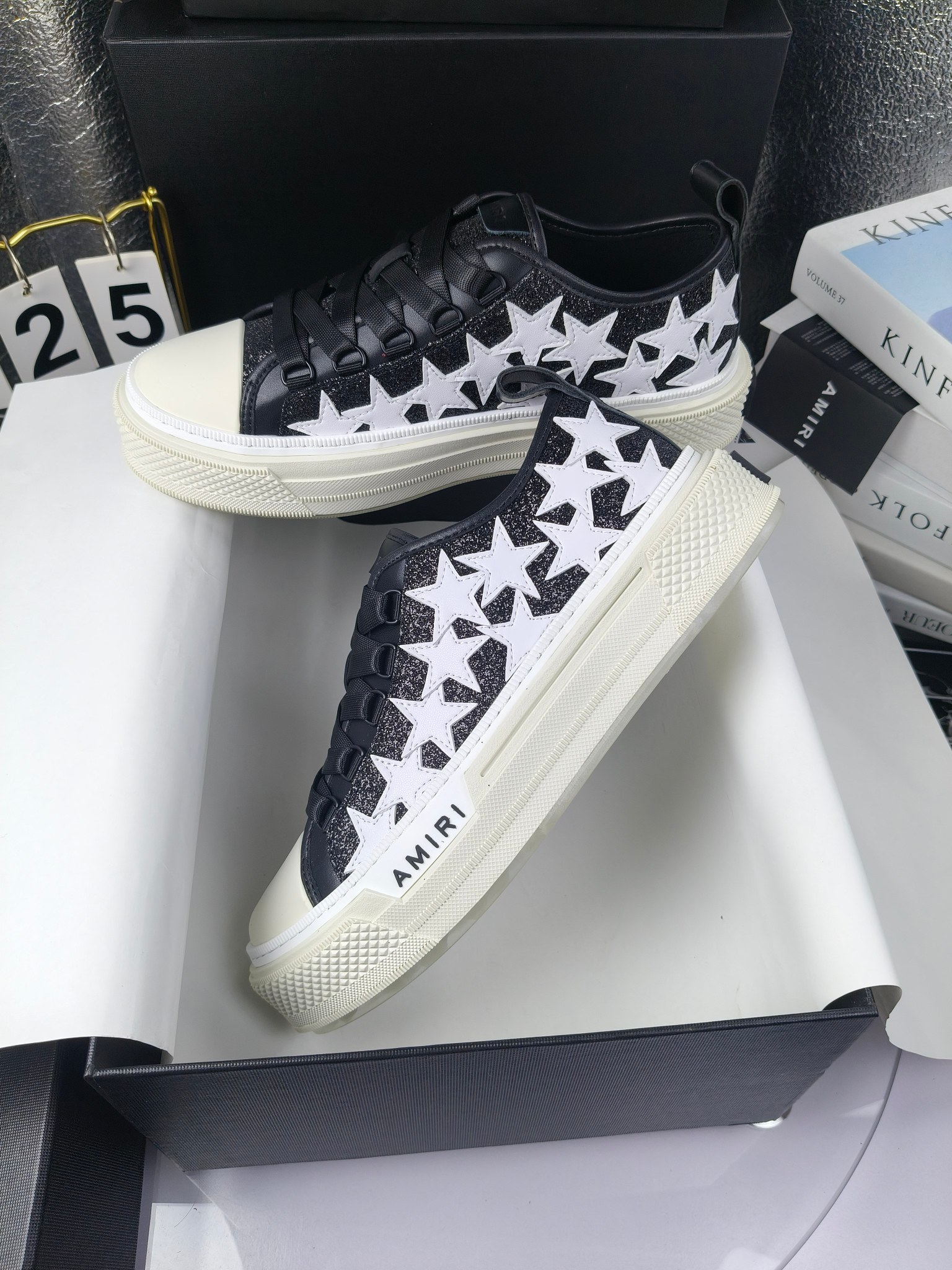 AMIRI
埃米尔
明星同款爆款情侣骨头鞋星星鞋。
出270
来自洛杉矶的高街潮牌独家爆版骨头鞋,众多明星网红同款,中国新说唱歌手小白Gali 王一博 杨幂等网红博主争夺上脚,1的鞋型侧面立体骷髅头拼接骨头状
❶面料:原版定做头层牛皮➕双层骨头全油边工艺
❷内里:独家定制同级内里 (无法超越)
❸垫脚:原版开模注塑成型
❹大底:独家1:1开模三色 原版大底
❺码数:情侣35-45(女40.41男45.46定制不退换)