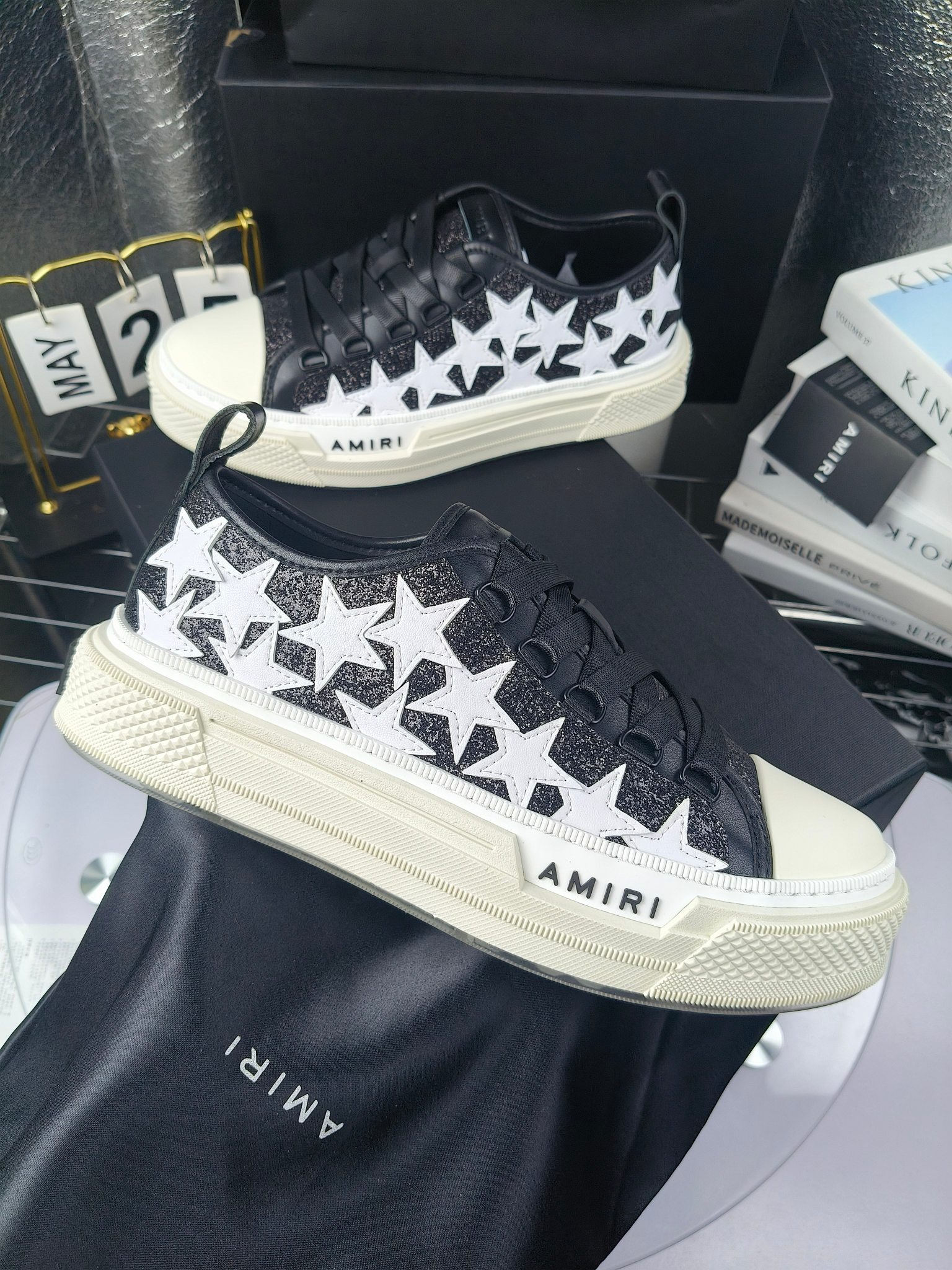 AMIRI
埃米尔
明星同款爆款情侣骨头鞋星星鞋。
出270
来自洛杉矶的高街潮牌独家爆版骨头鞋,众多明星网红同款,中国新说唱歌手小白Gali 王一博 杨幂等网红博主争夺上脚,1的鞋型侧面立体骷髅头拼接骨头状
❶面料:原版定做头层牛皮➕双层骨头全油边工艺
❷内里:独家定制同级内里 (无法超越)
❸垫脚:原版开模注塑成型
❹大底:独家1:1开模三色 原版大底
❺码数:情侣35-45(女40.41男45.46定制不退换)
