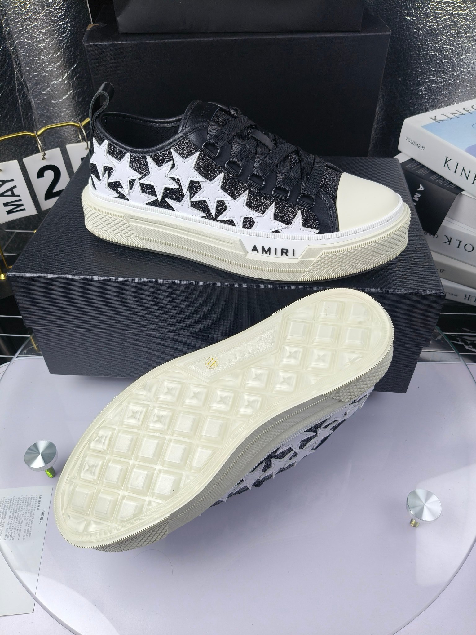 AMIRI
埃米尔
明星同款爆款情侣骨头鞋星星鞋。
出270
来自洛杉矶的高街潮牌独家爆版骨头鞋,众多明星网红同款,中国新说唱歌手小白Gali 王一博 杨幂等网红博主争夺上脚,1的鞋型侧面立体骷髅头拼接骨头状
❶面料:原版定做头层牛皮➕双层骨头全油边工艺
❷内里:独家定制同级内里 (无法超越)
❸垫脚:原版开模注塑成型
❹大底:独家1:1开模三色 原版大底
❺码数:情侣35-45(女40.41男45.46定制不退换)