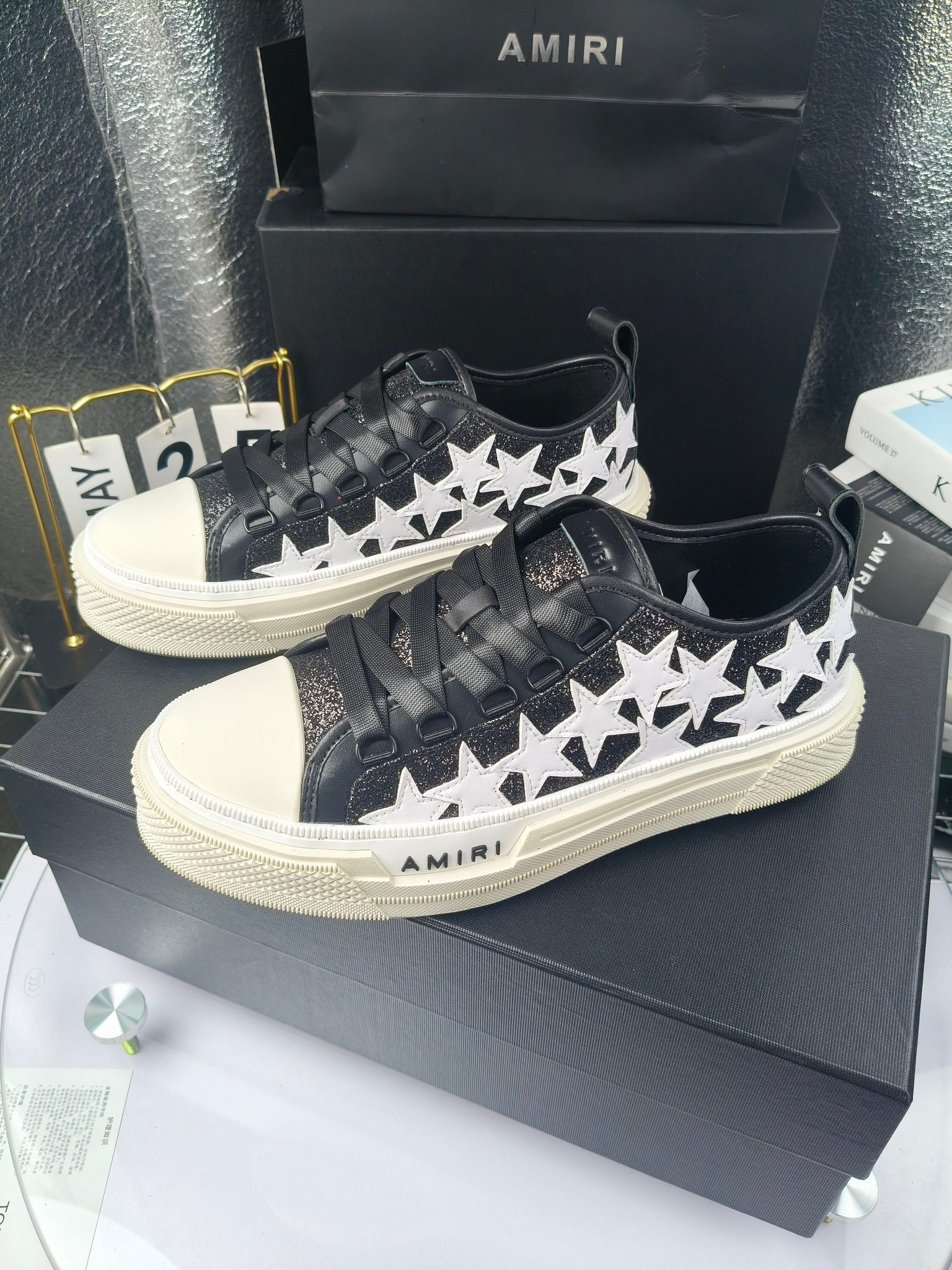 AMIRI
埃米尔
明星同款爆款情侣骨头鞋星星鞋。
出270
来自洛杉矶的高街潮牌独家爆版骨头鞋,众多明星网红同款,中国新说唱歌手小白Gali 王一博 杨幂等网红博主争夺上脚,1的鞋型侧面立体骷髅头拼接骨头状
❶面料:原版定做头层牛皮➕双层骨头全油边工艺
❷内里:独家定制同级内里 (无法超越)
❸垫脚:原版开模注塑成型
❹大底:独家1:1开模三色 原版大底
❺码数:情侣35-45(女40.41男45.46定制不退换)
