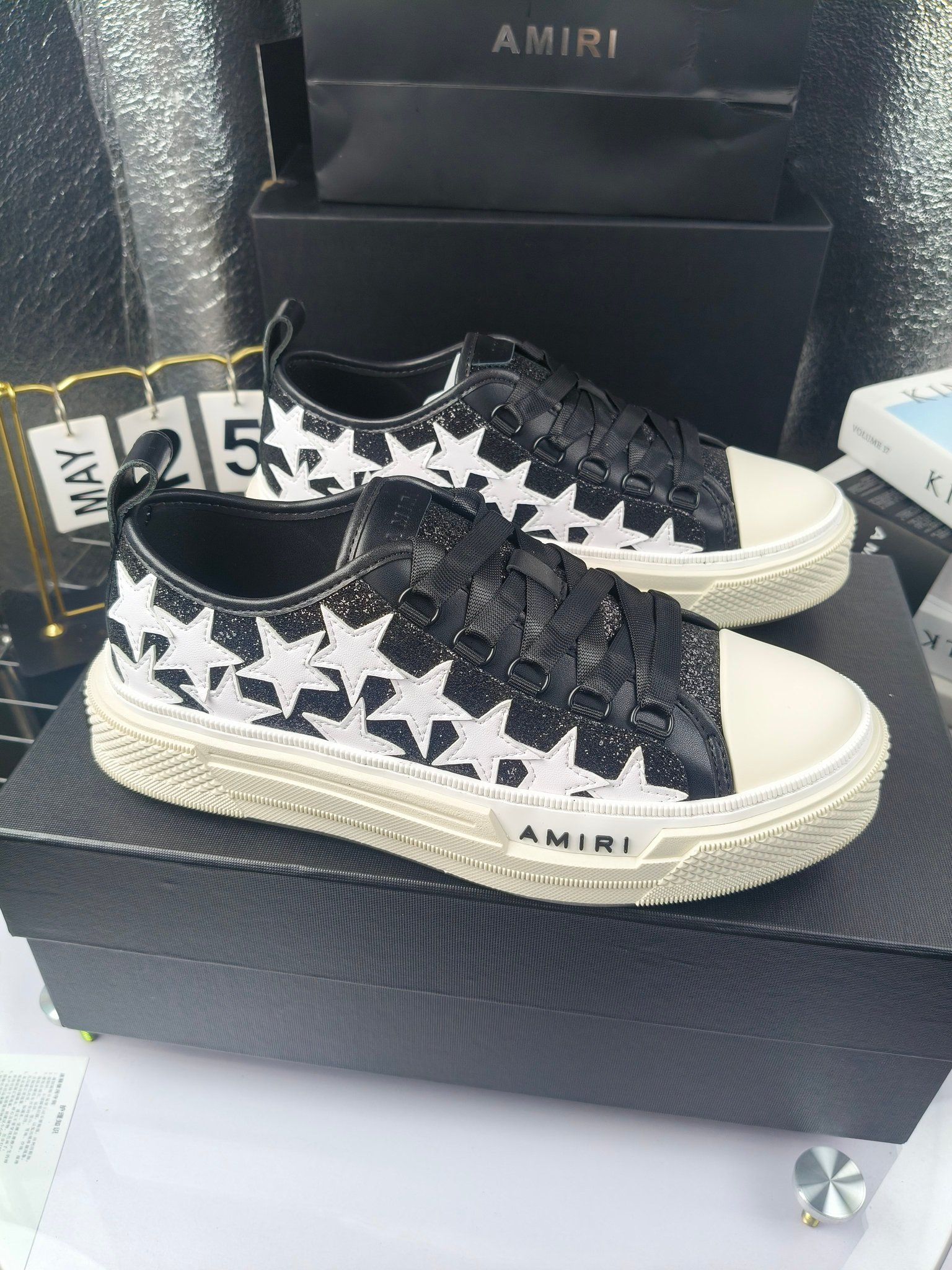 AMIRI
埃米尔
明星同款爆款情侣骨头鞋星星鞋。
出270
来自洛杉矶的高街潮牌独家爆版骨头鞋,众多明星网红同款,中国新说唱歌手小白Gali 王一博 杨幂等网红博主争夺上脚,1的鞋型侧面立体骷髅头拼接骨头状
❶面料:原版定做头层牛皮➕双层骨头全油边工艺
❷内里:独家定制同级内里 (无法超越)
❸垫脚:原版开模注塑成型
❹大底:独家1:1开模三色 原版大底
❺码数:情侣35-45(女40.41男45.46定制不退换)