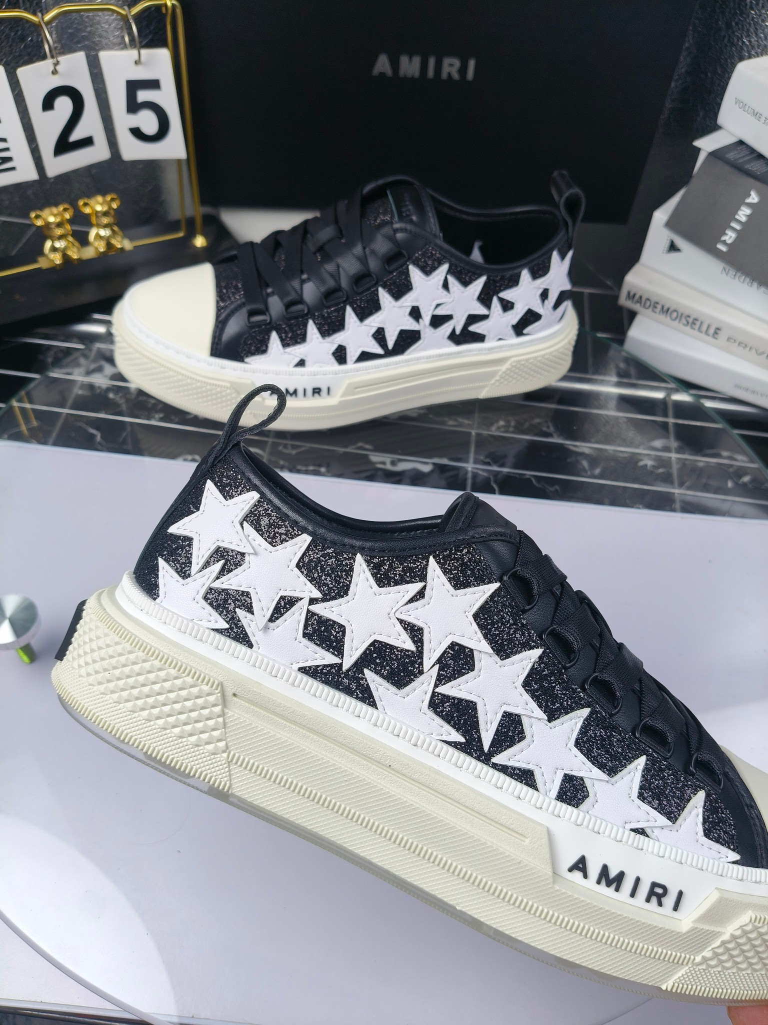 AMIRI
埃米尔
明星同款爆款情侣骨头鞋星星鞋。
出270
来自洛杉矶的高街潮牌独家爆版骨头鞋,众多明星网红同款,中国新说唱歌手小白Gali 王一博 杨幂等网红博主争夺上脚,1的鞋型侧面立体骷髅头拼接骨头状
❶面料:原版定做头层牛皮➕双层骨头全油边工艺
❷内里:独家定制同级内里 (无法超越)
❸垫脚:原版开模注塑成型
❹大底:独家1:1开模三色 原版大底
❺码数:情侣35-45(女40.41男45.46定制不退换)