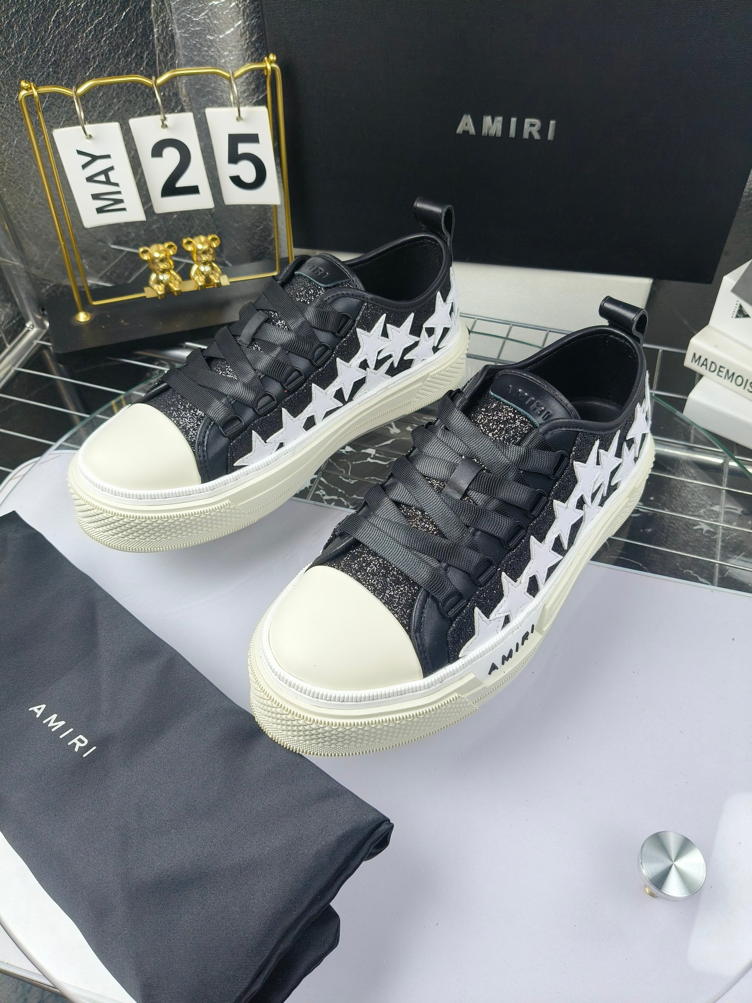 AMIRI
埃米尔
明星同款爆款情侣骨头鞋星星鞋。
出270
来自洛杉矶的高街潮牌独家爆版骨头鞋,众多明星网红同款,中国新说唱歌手小白Gali 王一博 杨幂等网红博主争夺上脚,1的鞋型侧面立体骷髅头拼接骨头状
❶面料:原版定做头层牛皮➕双层骨头全油边工艺
❷内里:独家定制同级内里 (无法超越)
❸垫脚:原版开模注塑成型
❹大底:独家1:1开模三色 原版大底
❺码数:情侣35-45(女40.41男45.46定制不退换)