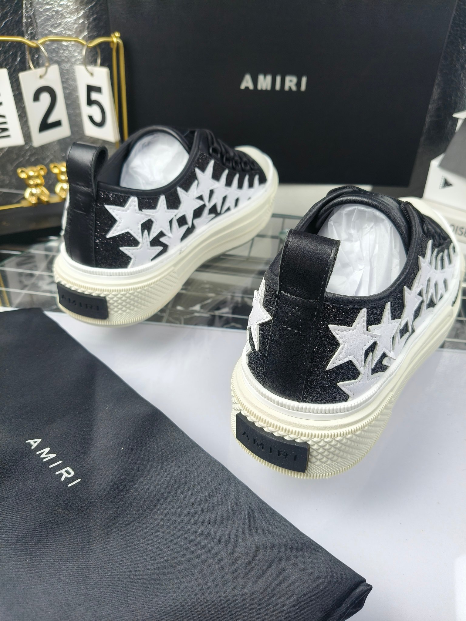 AMIRI
埃米尔
明星同款爆款情侣骨头鞋星星鞋。
出270
来自洛杉矶的高街潮牌独家爆版骨头鞋,众多明星网红同款,中国新说唱歌手小白Gali 王一博 杨幂等网红博主争夺上脚,1的鞋型侧面立体骷髅头拼接骨头状
❶面料:原版定做头层牛皮➕双层骨头全油边工艺
❷内里:独家定制同级内里 (无法超越)
❸垫脚:原版开模注塑成型
❹大底:独家1:1开模三色 原版大底
❺码数:情侣35-45(女40.41男45.46定制不退换)