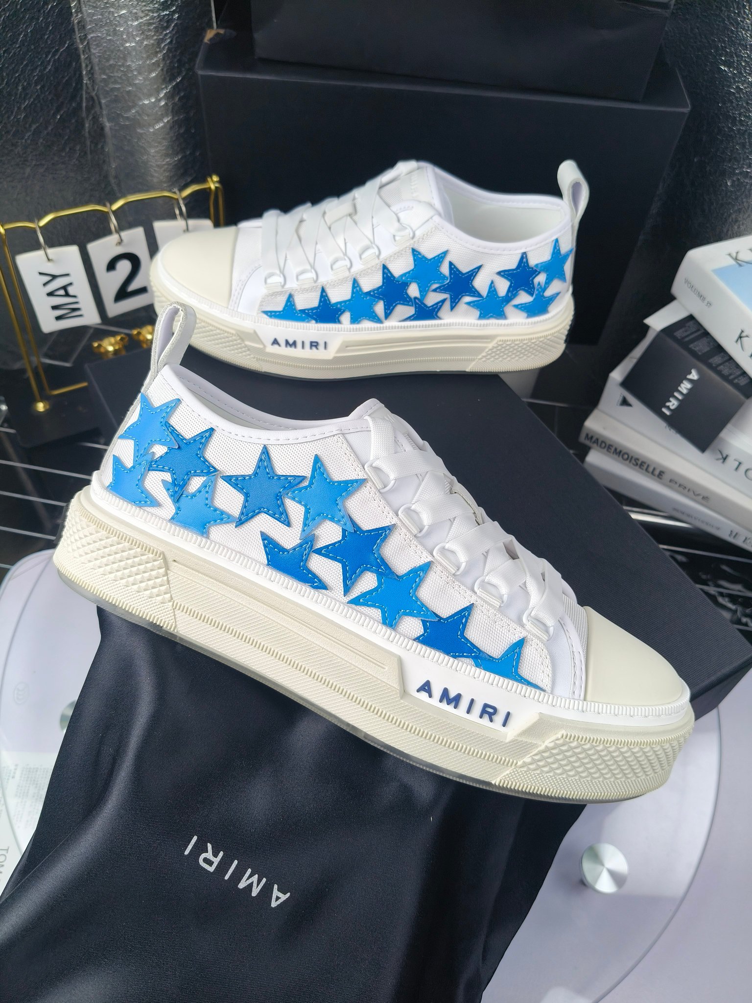AMIRI
埃米尔
明星同款爆款情侣骨头鞋星星鞋。
出270
来自洛杉矶的高街潮牌独家爆版骨头鞋，众多明星网红同款，中国新说唱歌手小白Gali 王一博 杨幂等网红博主争夺上脚，1的鞋型侧面立体骷髅头拼接骨头状
❶面料:原版定做头层牛皮➕双层骨头全油边工艺
❷内里:独家定制同级内里 (无法超越)
❸垫脚:原版开模注塑成型
❹大底:独家1:1开模三色 原版大底
❺码数:情侣35-45（女40.41男45.46定制不退换）
