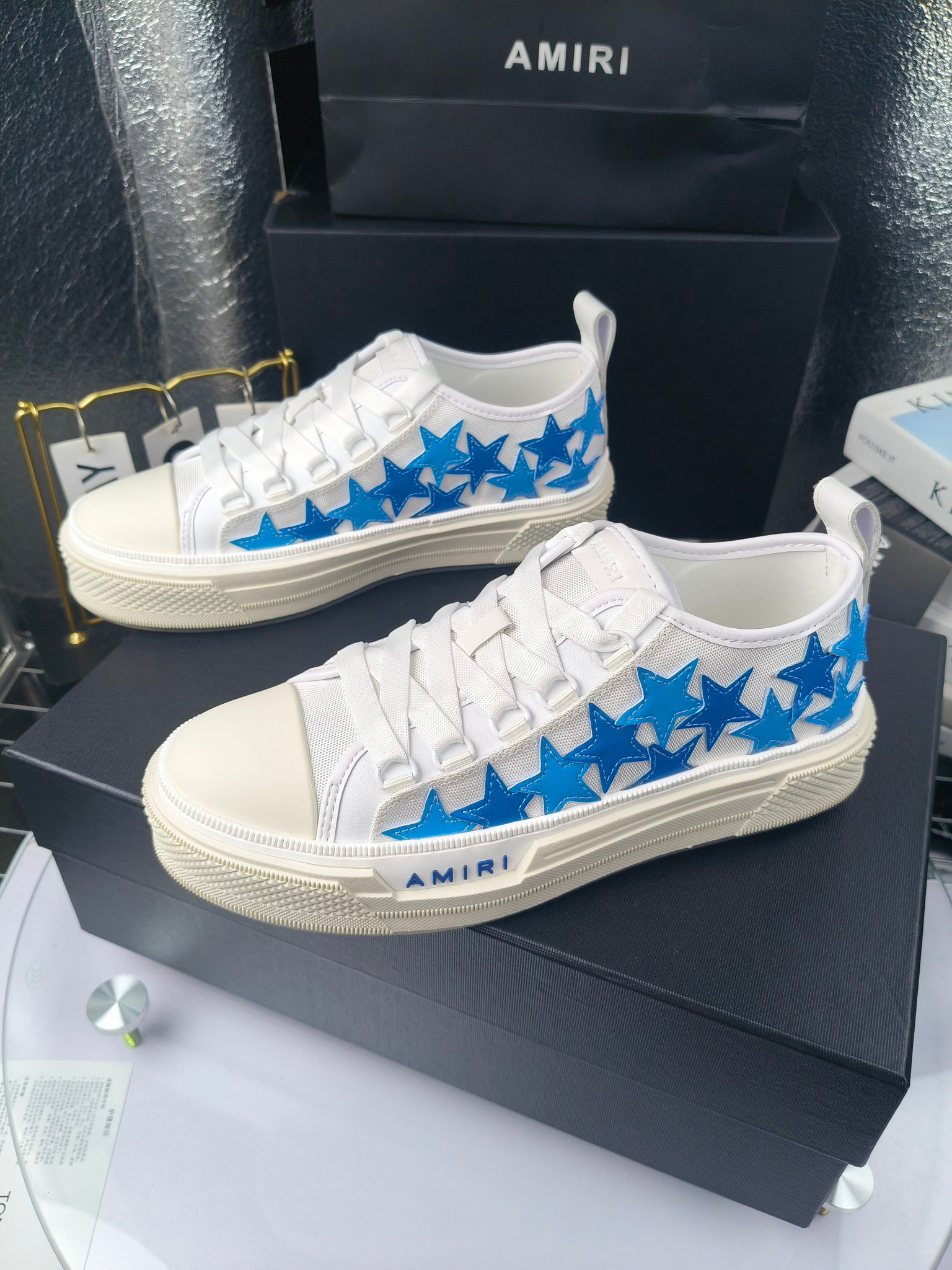 AMIRI
埃米尔
明星同款爆款情侣骨头鞋星星鞋。
出270
来自洛杉矶的高街潮牌独家爆版骨头鞋，众多明星网红同款，中国新说唱歌手小白Gali 王一博 杨幂等网红博主争夺上脚，1的鞋型侧面立体骷髅头拼接骨头状
❶面料:原版定做头层牛皮➕双层骨头全油边工艺
❷内里:独家定制同级内里 (无法超越)
❸垫脚:原版开模注塑成型
❹大底:独家1:1开模三色 原版大底
❺码数:情侣35-45（女40.41男45.46定制不退换）
