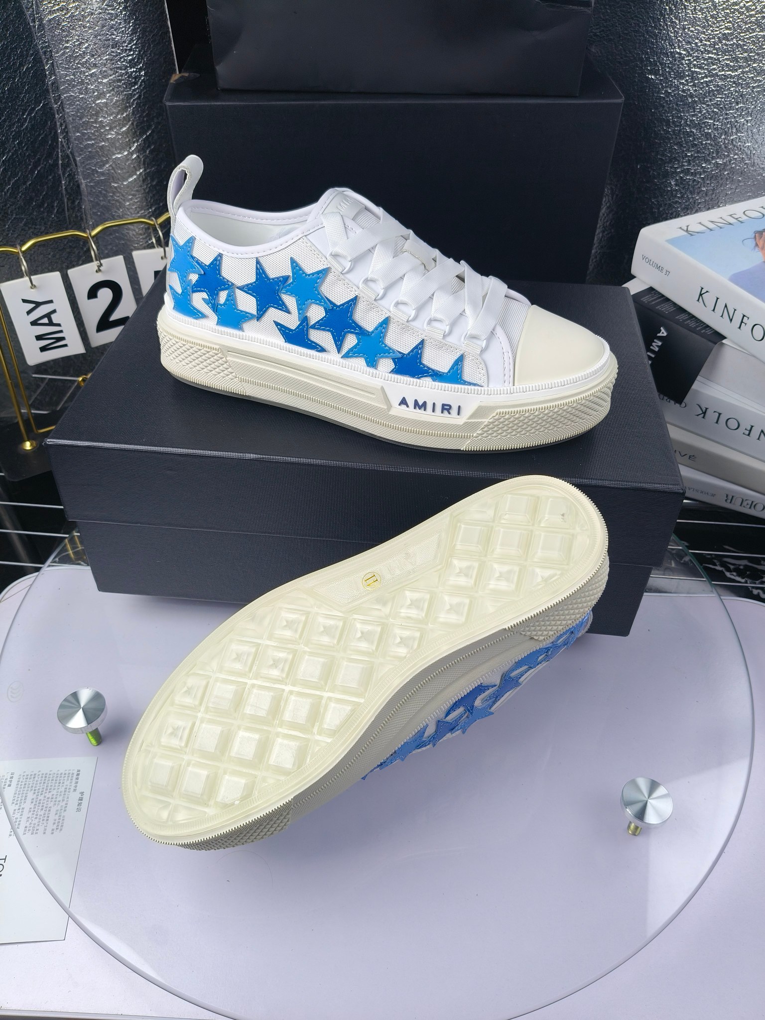 AMIRI
埃米尔
明星同款爆款情侣骨头鞋星星鞋。
出270
来自洛杉矶的高街潮牌独家爆版骨头鞋，众多明星网红同款，中国新说唱歌手小白Gali 王一博 杨幂等网红博主争夺上脚，1的鞋型侧面立体骷髅头拼接骨头状
❶面料:原版定做头层牛皮➕双层骨头全油边工艺
❷内里:独家定制同级内里 (无法超越)
❸垫脚:原版开模注塑成型
❹大底:独家1:1开模三色 原版大底
❺码数:情侣35-45（女40.41男45.46定制不退换）
