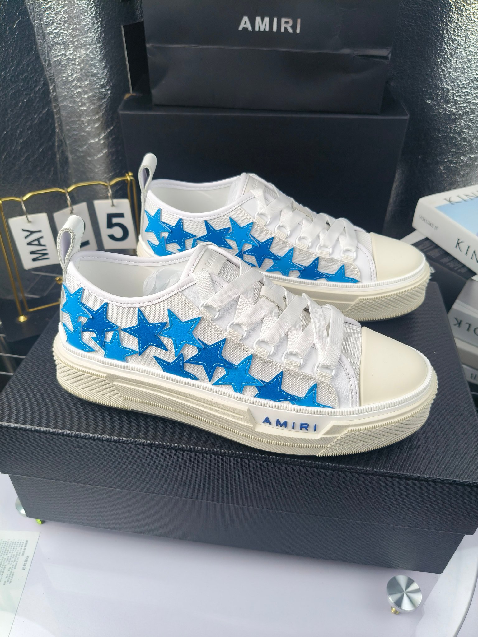 AMIRI
埃米尔
明星同款爆款情侣骨头鞋星星鞋。
出270
来自洛杉矶的高街潮牌独家爆版骨头鞋，众多明星网红同款，中国新说唱歌手小白Gali 王一博 杨幂等网红博主争夺上脚，1的鞋型侧面立体骷髅头拼接骨头状
❶面料:原版定做头层牛皮➕双层骨头全油边工艺
❷内里:独家定制同级内里 (无法超越)
❸垫脚:原版开模注塑成型
❹大底:独家1:1开模三色 原版大底
❺码数:情侣35-45（女40.41男45.46定制不退换）

