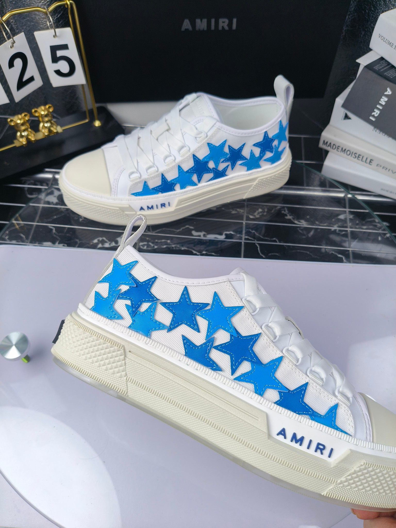 AMIRI
埃米尔
明星同款爆款情侣骨头鞋星星鞋。
出270
来自洛杉矶的高街潮牌独家爆版骨头鞋，众多明星网红同款，中国新说唱歌手小白Gali 王一博 杨幂等网红博主争夺上脚，1的鞋型侧面立体骷髅头拼接骨头状
❶面料:原版定做头层牛皮➕双层骨头全油边工艺
❷内里:独家定制同级内里 (无法超越)
❸垫脚:原版开模注塑成型
❹大底:独家1:1开模三色 原版大底
❺码数:情侣35-45（女40.41男45.46定制不退换）

