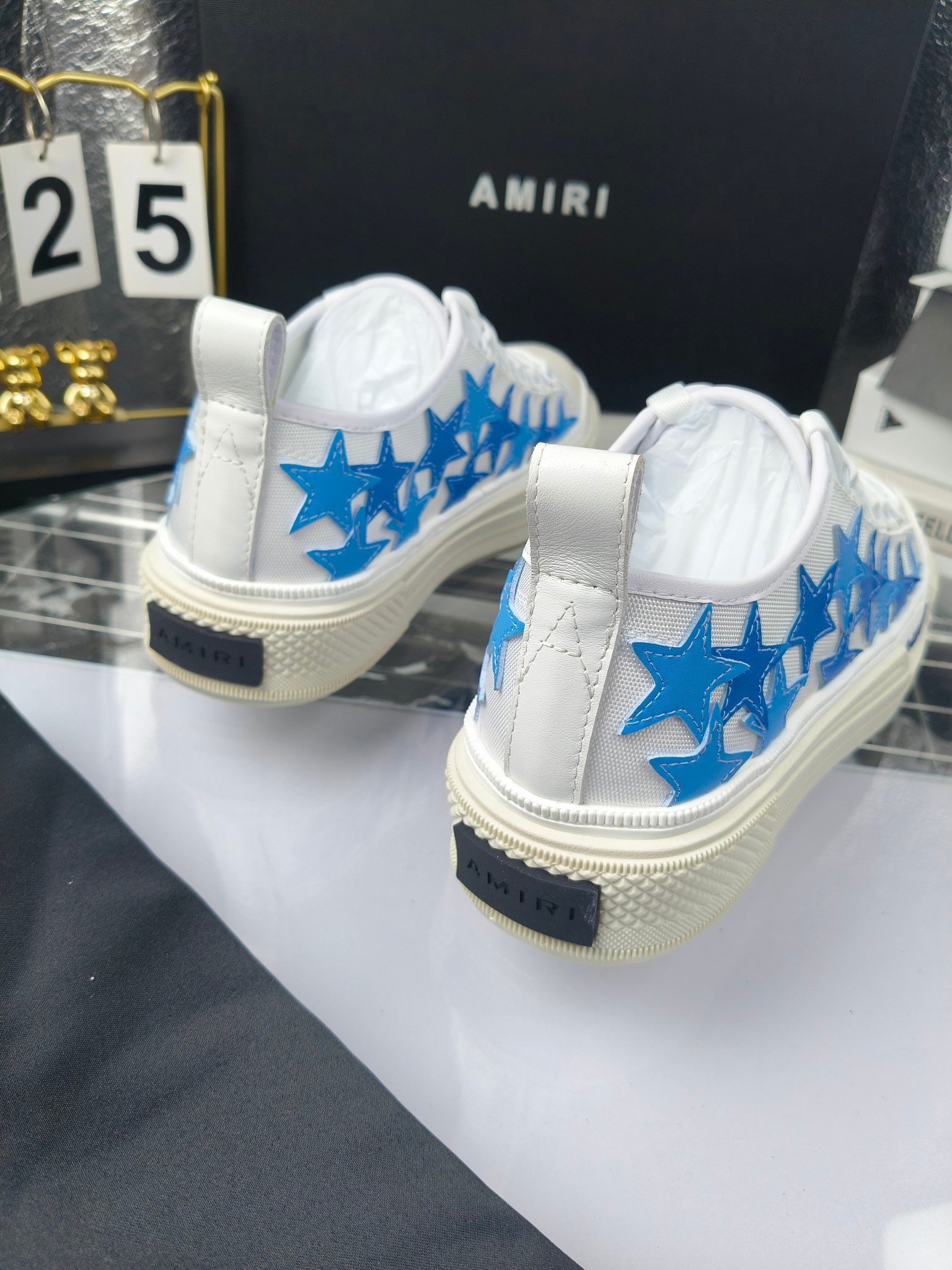 AMIRI
埃米尔
明星同款爆款情侣骨头鞋星星鞋。
出270
来自洛杉矶的高街潮牌独家爆版骨头鞋，众多明星网红同款，中国新说唱歌手小白Gali 王一博 杨幂等网红博主争夺上脚，1的鞋型侧面立体骷髅头拼接骨头状
❶面料:原版定做头层牛皮➕双层骨头全油边工艺
❷内里:独家定制同级内里 (无法超越)
❸垫脚:原版开模注塑成型
❹大底:独家1:1开模三色 原版大底
❺码数:情侣35-45（女40.41男45.46定制不退换）
