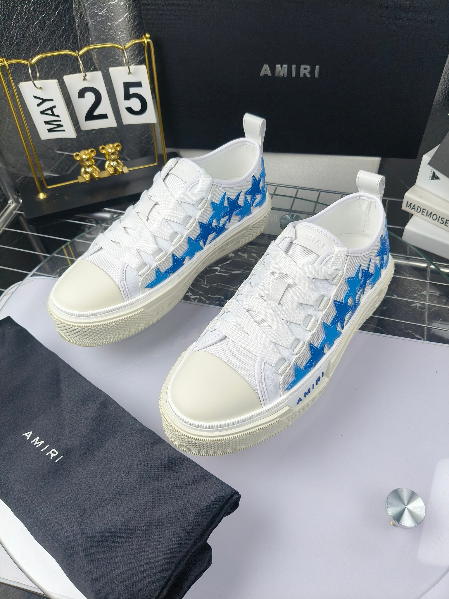 AMIRI
埃米尔
明星同款爆款情侣骨头鞋星星鞋。
出270
来自洛杉矶的高街潮牌独家爆版骨头鞋，众多明星网红同款，中国新说唱歌手小白Gali 王一博 杨幂等网红博主争夺上脚，1的鞋型侧面立体骷髅头拼接骨头状
❶面料:原版定做头层牛皮➕双层骨头全油边工艺
❷内里:独家定制同级内里 (无法超越)
❸垫脚:原版开模注塑成型
❹大底:独家1:1开模三色 原版大底
❺码数:情侣35-45（女40.41男45.46定制不退换）
