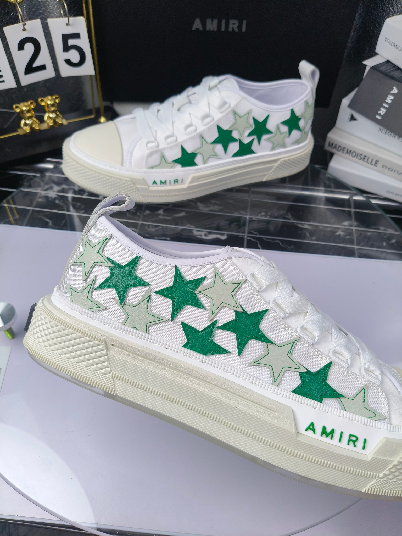 AMIRI
埃米尔
明星同款爆款情侣骨头鞋星星鞋。
出270
来自洛杉矶的高街潮牌独家爆版骨头鞋,众多明星网红同款,中国新说唱歌手小白Gali 王一博 杨幂等网红博主争夺上脚,1的鞋型侧面立体骷髅头拼接骨头状
❶面料:原版定做头层牛皮➕双层骨头全油边工艺
❷内里:独家定制同级内里 (无法超越)
❸垫脚:原版开模注塑成型
❹大底:独家1:1开模三色 原版大底
❺码数:情侣35-45(女40.41男45.46定制不退换)